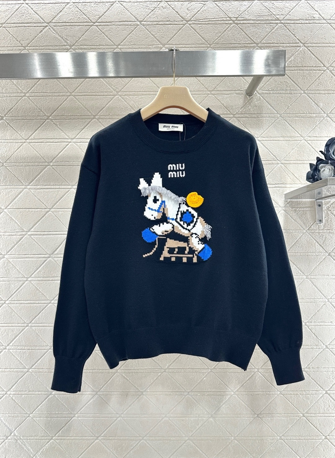 NO:707937,MiuMiu pony jacquard sweater, round neck and loose fit, available in gray, red and black colors, wool blend material is soft and warm, with cartoon pony + tassels + yellow buttons on the front, full of childlike interest and rich in details!  It can be easily worn in daily life or festivals in autumn and winter. It looks great with jeans and skirts. It is comfortable and has a sense of design. It is a must-have for fashionable girls!  Code numberSML,,miumiu,skirts,jeans,sweaters,19860909MiuMiu小马提花毛衣,圆领宽松版型,灰色、红色、黑色三色可选,羊毛混纺材质柔软又保暖,正面卡通小马+流苏+黄色纽扣,童趣满满,细节超丰富！秋冬日常或节日都能轻松驾驭,搭配牛仔裤、半裙都很出彩,舒适又有设计感,时髦女孩必入！码数SML,,miumiu,skirts,jeans,sweaters,,Women's clothing