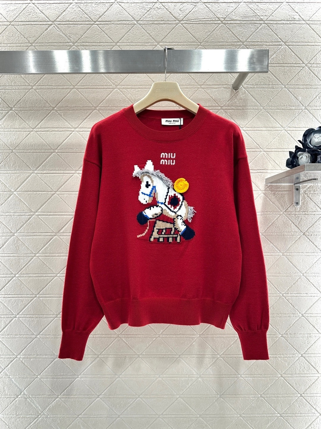 NO:707925,MiuMiu pony jacquard sweater, round neck and loose fit, available in gray, red and black colors, wool blend material is soft and warm, with cartoon pony + tassels + yellow buttons on the front, full of childlike interest and rich in details!  It can be easily worn in daily life or festivals in autumn and winter. It looks great with jeans and skirts. It is comfortable and has a sense of design. It is a must-have for fashionable girls!  Code numberSML,,miumiu,skirts,jeans,sweaters,19860909MiuMiu小马提花毛衣,圆领宽松版型,灰色、红色、黑色三色可选,羊毛混纺材质柔软又保暖,正面卡通小马+流苏+黄色纽扣,童趣满满,细节超丰富！秋冬日常或节日都能轻松驾驭,搭配牛仔裤、半裙都很出彩,舒适又有设计感,时髦女孩必入！码数SML,,miumiu,skirts,jeans,sweaters,,Women's clothing