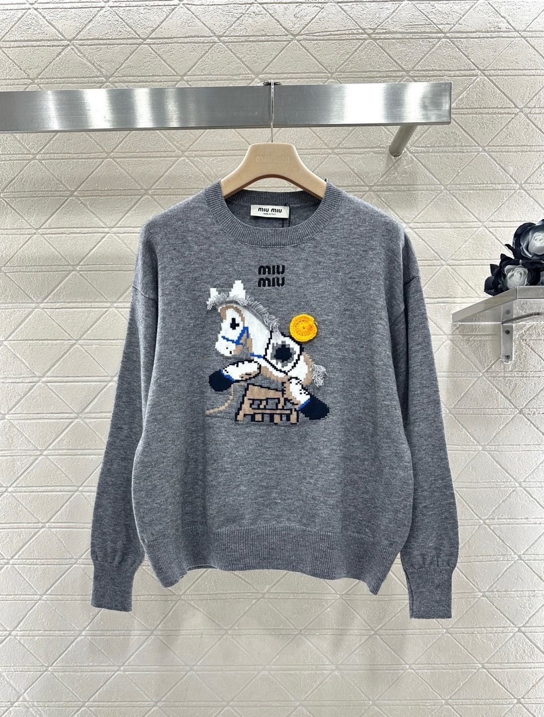 NO:707915,MiuMiu pony jacquard sweater, round neck and loose fit, available in gray, red and black colors, wool blend material is soft and warm, with cartoon pony + tassels + yellow buttons on the front, full of childlike interest and rich in details!  It can be easily worn in daily life or festivals in autumn and winter. It looks great with jeans and skirts. It is comfortable and has a sense of design. It is a must-have for fashionable girls!  Code numberSML,,miumiu,skirts,jeans,sweaters,19860909MiuMiu小马提花毛衣,圆领宽松版型,灰色、红色、黑色三色可选,羊毛混纺材质柔软又保暖,正面卡通小马+流苏+黄色纽扣,童趣满满,细节超丰富！秋冬日常或节日都能轻松驾驭,搭配牛仔裤、半裙都很出彩,舒适又有设计感,时髦女孩必入！码数SML,,miumiu,skirts,jeans,sweaters,,Women's clothing