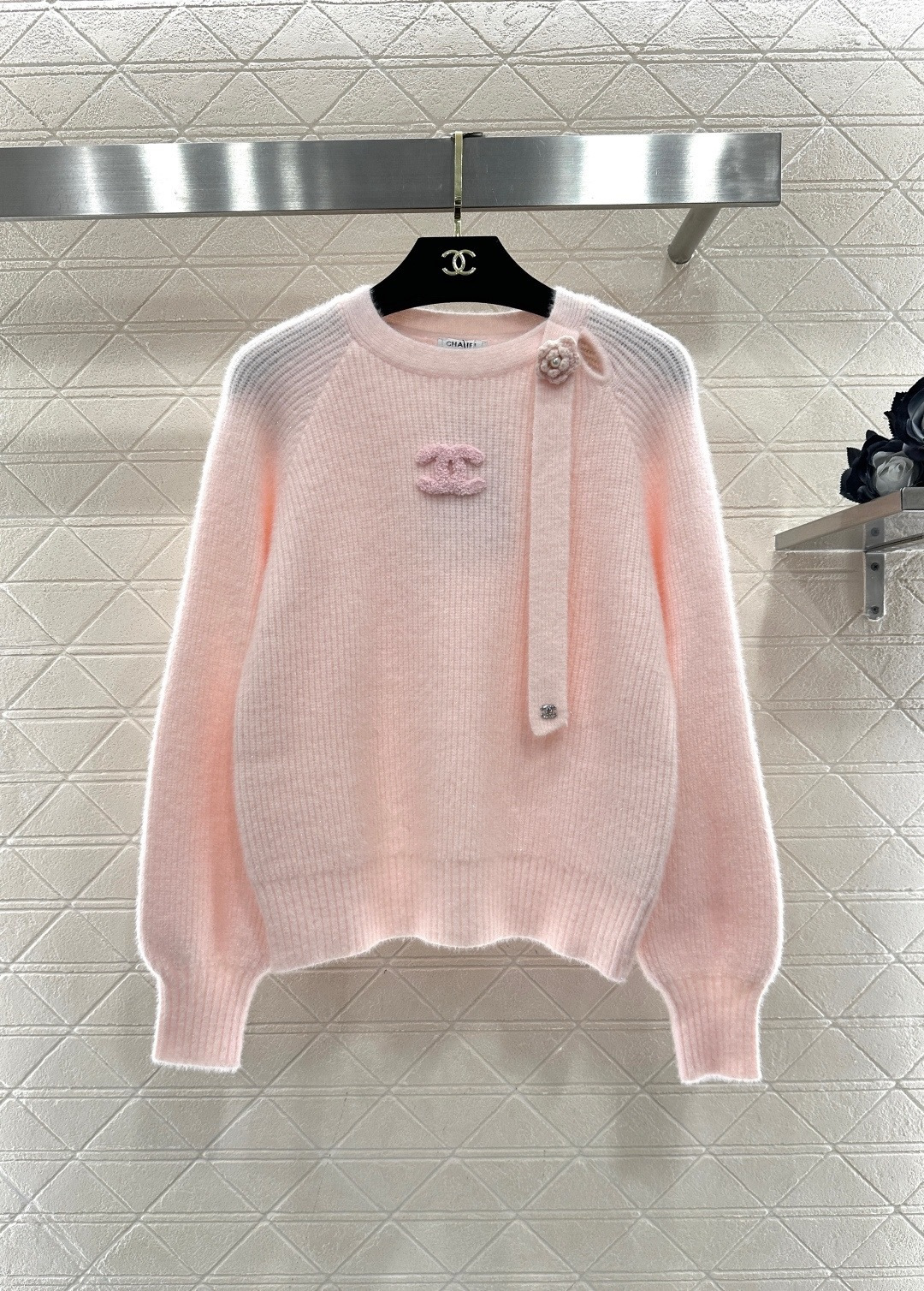 NO:707957,Chanel three-color knitted sweater, Chanel's pink knitted sweater, soft and delicate, super comfortable to wear in autumn and winter, double C logo on the chest + pearl flower embellishment, elegant and recognisable, shoulder strap design, full of details, adding femininity, overall cut is loose, looks great with high-waisted pants or skirts, can be easily worn in daily or formal occasions ~ Chanel classic elements, fashionable must-have!  Code numberSML,,chanel,chanel,skirts,sweaters,19860909Chanel香奈儿三色针织毛衣,香奈儿这款粉色针织毛衣,柔软细腻,秋冬穿超舒服,胸前双C标志+珍珠花朵点缀,优雅又有辨识度新,肩部绑带设计,细节满分,增添女性气质,整体剪裁宽松,搭配高腰裤或裙装都很出彩,日常或正式场合都能轻松驾驭～香奈儿经典元素,时髦精必入！码数SML,,chanel,chanel,skirts,sweaters,,Women's clothing