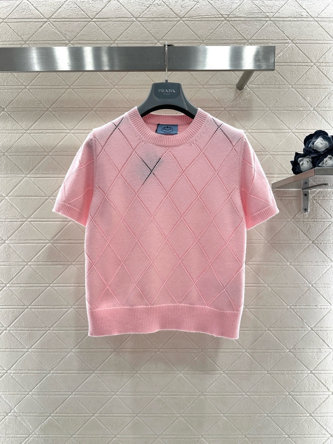 NO:707894,Prada cherry blossom pink rhombus knitted sweater, this cherry blossom pink short-sleeved sweater is made of 100% wool, soft and warm, classic rhombus jacquard + triangle logo, highly recognizable, round neck short-sleeved design, very suitable for spring and summer, very elegant when paired with jeans or skirts, easy to get a gentle and intellectual style!  Size SML,,prada,skirts,jeans,T-shirt,19860909Prada樱花粉菱格针织衫,这款樱花粉短袖针织衫,采用百分百羊毛,柔软又保暖,经典菱格提花+三角标,辨识度超高,圆领短袖设计,春夏穿超合适,搭牛仔裤或半裙都很优雅,轻松get温柔知性风！ 码数SML,,prada,skirts,jeans,T-shirt,,Women's clothing