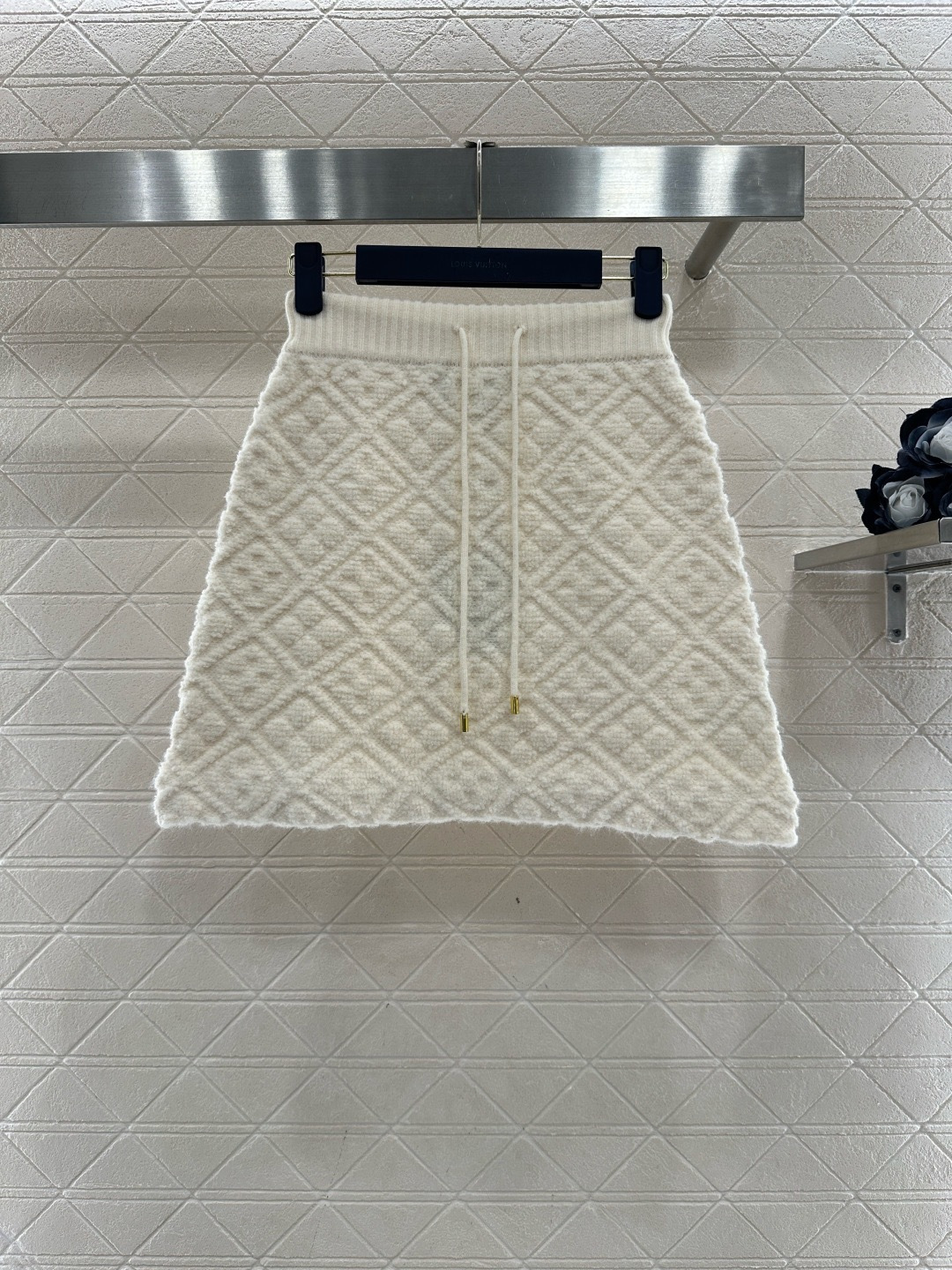 NO:707966,LV 2026 spring and summer series embossed knitted suit, including short cardigan + skirt, made of off-white wool, soft and warm, classic Monogram embossed pattern, low-key luxury, short design optimizes body proportions, paired with high-waist skirt, full of elegance, can be easily used for daily commuting, dating or formal occasions, it is a must-have and versatile item for autumn and winter wardrobes!  Code numberSML,,louis vuitton,skirts,19860909LV 2026春夏系列浮雕针织套装,包含短款开衫+半裙,米白色羊毛材质,柔软又保暖,经典Monogram浮雕花纹,低调奢华,短款设计优化身材比例,搭配高腰半裙,优雅气质满分,日常通勤、约会或正式场合都能轻松驾驭,是秋冬衣橱必备百搭单品！码数SML,,louis vuitton,skirts,,Women's clothing