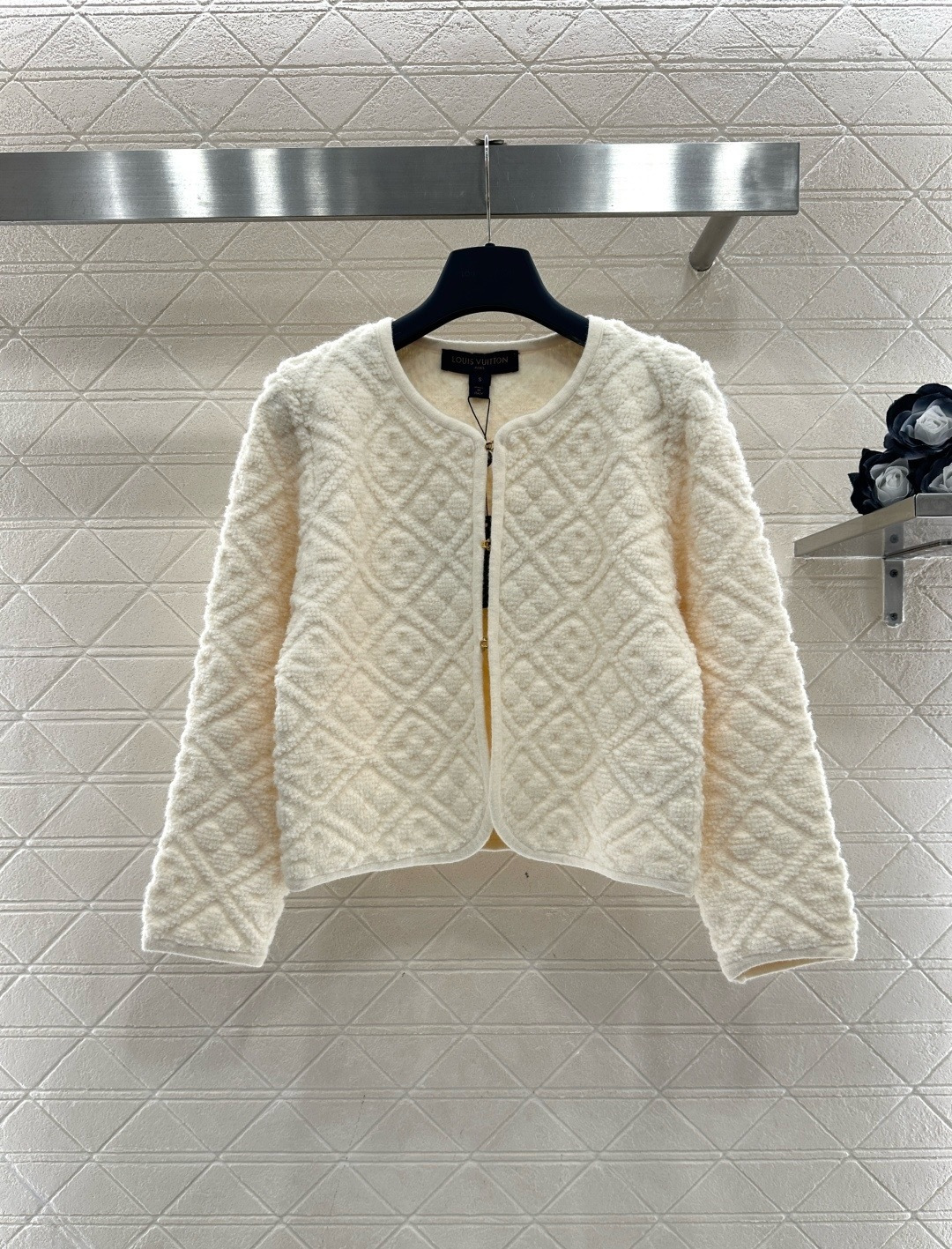 NO:707956,LV 2026 spring and summer series embossed knitted suit, including short cardigan + skirt, made of off-white wool, soft and warm, classic Monogram embossed pattern, low-key luxury, short design optimizes body proportions, paired with high-waist skirt, full of elegance, can be easily used for daily commuting, dating or formal occasions, it is a must-have and versatile item for autumn and winter wardrobes!  Code number SML,,louis vuitton,skirts,19860909LV 2026春夏系列浮雕针织套装,包含短款开衫+半裙,米白色羊毛材质,柔软又保暖,经典Monogram浮雕花纹,低调奢华,短款设计优化身材比例,搭配高腰半裙,优雅气质满分,日常通勤、约会或正式场合都能轻松驾驭,是秋冬衣橱必备百搭单品！码数SML 上,,louis vuitton,skirts,,Women's clothing