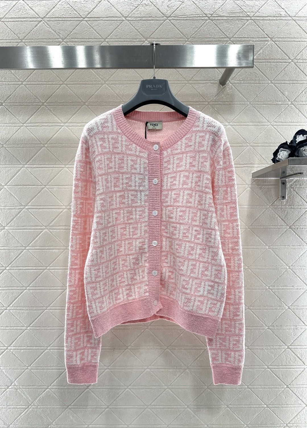 NO:707944,Fendi pink presbyopic knitted cardigan, New Year pink presbyopic knitted cardigan, pink and white contrasting color + double F presbyopic pattern, highly recognizable, soft knitted fabric, comfortable to wear, short version + white buttons, perfect details, can be paired with the same series of skirts or jeans, easily create a sweet casual style, suitable for dates and afternoon tea, gentle and advanced, full of girly feeling!  Code numberSML,,fendi,skirts,jeans,19860909Fendi粉色老花针织开衫,新春粉色老花针织开衫,粉白撞色+双F老花图案,辨识度超高,柔软针织面料,穿着舒适,短款版型+白色纽扣,细节满分,可搭配同系列半裙或牛仔裤,轻松打造甜美休闲风,约会、下午茶都很适合,温柔又高级,少女感满满！码数SML,,fendi,skirts,jeans,,Women's clothing