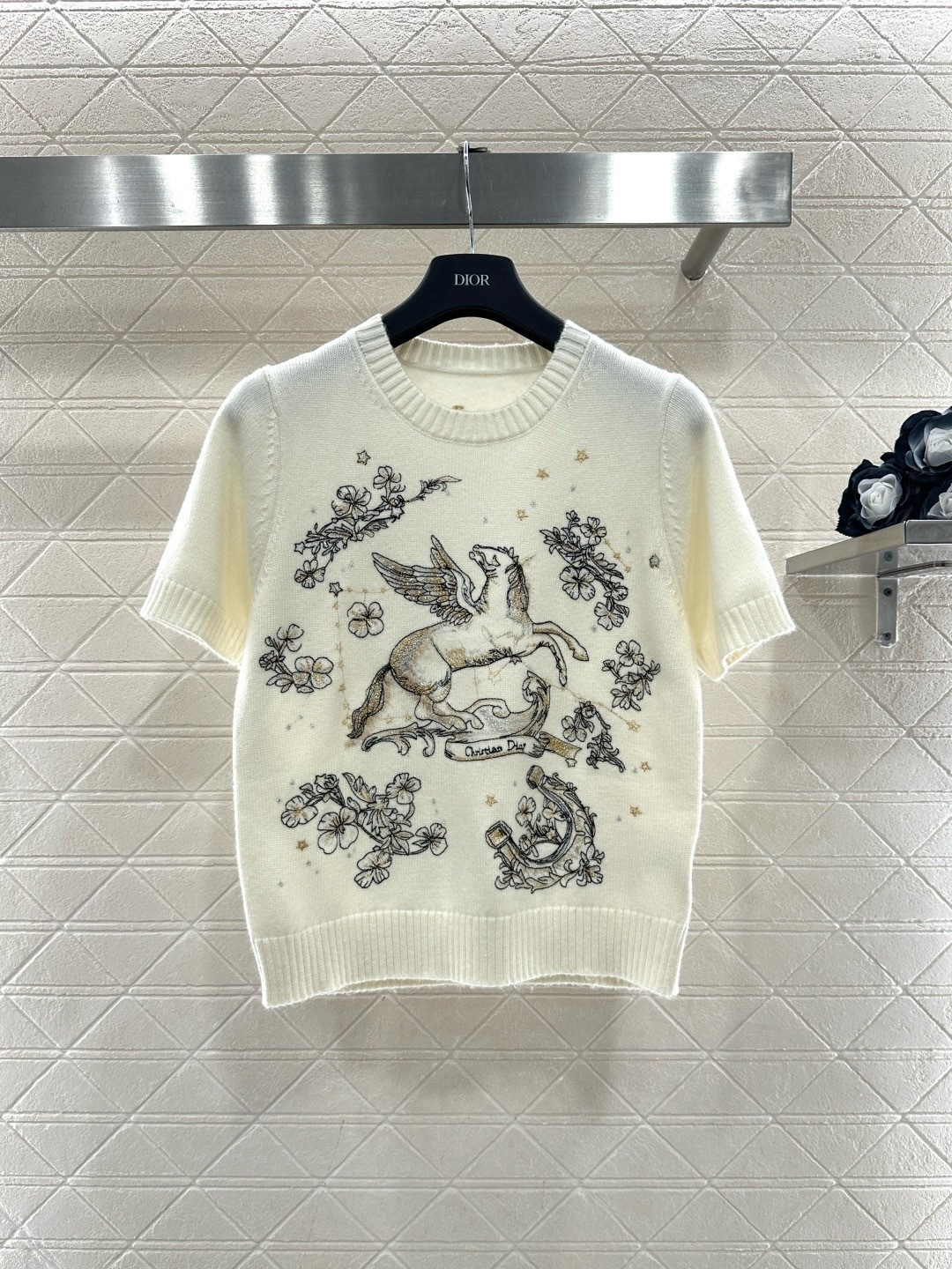 NO:707888,Dior Little Pegasus knitted T-shirt, made of soft cashmere material, super comfortable to wear, with little Pegasus + floral pattern on the front, full of art and highly recognizable, off-white and versatile, looks great with skirts or jeans, easy to switch between multiple styles, exquisite knitting technology, durable pattern and not easy to fade, can be easily used in daily life or special occasions, it is one of Dior's classic popular items!  Size SML,,dior,skirts,jeans,tees,t-shirt,19860909Dior小飞马针织T恤,柔软羊绒材质,穿着超舒适,正面小飞马+花卉图案,艺术感满满,辨识度超高,米白色百搭,随手搭裙装或牛仔裤都很出彩,轻松切换多种风格,针织工艺细腻,图案耐久不易褪色,日常或特殊场合都能轻松驾驭,是Dior经典热门单品之一！ 码数SML,,dior,skirts,jeans,tees，t-shirt,,Women's clothing