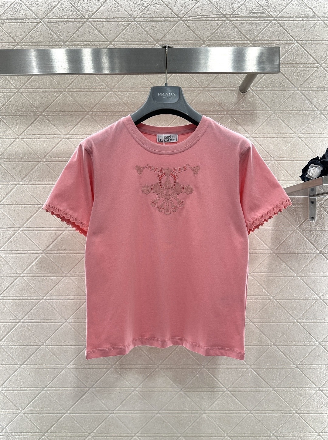 NO:707995,Hermes embroidered short-sleeved T-shirt. This embroidered short-sleeved T-shirt is made of high-quality cotton. It is soft and skin-friendly. It is super comfortable to wear in summer. It is available in white, pink and black. It is simple and elegant. The exquisite embroidery on the chest is very recognizable. The cuffs are full of details. The pink version also has lace edges. It has a gentle and full feel. It can be easily used for daily commuting and leisure. It goes well with jeans or skirts. It is comfortable and fashionable. It is a must-have and versatile item in the summer wardrobe!  Size SML1,,hermes,skirts,jeans,T-shirt,tees,t-shirt,19860909Hermes刺绣短袖T恤,这款刺绣短袖T恤,采用高品质棉料,柔软亲肤,夏天穿超舒服,白色、粉色、黑色三色可选,简约大方,胸前精致刺绣超有辨识度,袖口细节满满,粉色款还带蕾丝边,温柔感拉满,日常通勤休闲都能轻松驾驭,搭配牛仔裤或半裙都很出彩,舒适又时髦,是夏季衣橱必备百搭单品！ 码数SML1,,hermes,skirts,jeans,T-shirt,tees，t-shirt,,Women's clothing