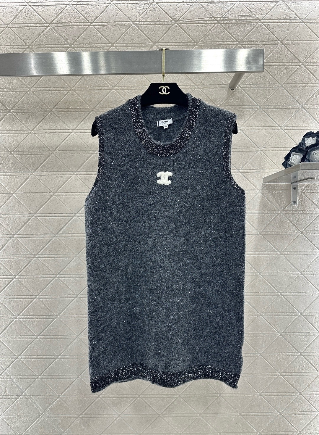 NO:707976,Chanel Gray Knitted Vest, Soft Knitted Fabric, Comfortable and Warm, Sleeveless Design, Classic Double C Logo on the Chest, Very High Brand Recognition, Delicate Patterns on the Collar and Hem, Perfect Details, It Can Be Easily Matched With Shirts, Skirts, and Elegant Retro Style for Daily Commuting or Leisure, Chanel Vest Series has always been very popular among fashionistas, with both quality and design, you will feel high-end when you wear it!  Size SML,,chanel,chanel,skirts,shirts,19860909Chanel香奈儿灰色针织马甲,柔软针织面料,舒适又保暖,无袖设计,胸前经典双C Logo,品牌辨识度超高,领口和下摆点缀细腻花纹,细节满分,日常通勤或休闲都能轻松搭配衬衫、短裙,优雅复古风get,香奈儿马甲系列一直很受时尚达人喜爱,品质与设计感兼具,穿上就是高级感本人！ 码数SML,,chanel,chanel,skirts,shirts,,Women's clothing