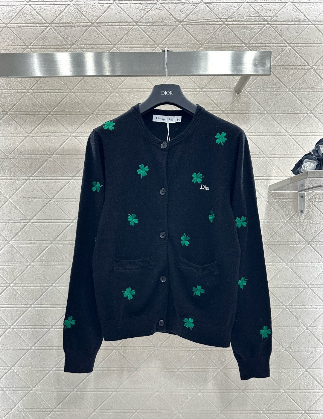 NO:707902,Dior four-leaf clover embroidered knitted cardigan, this black knitted cardigan is embellished with green four-leaf clover embroidery, which symbolizes luck and elegance. It is made of high-quality wool, soft and warm, and is very suitable for autumn and winter. The round neck + front button design is easy to put on and take off, and the pockets on both sides are practical and beautiful. The four-leaf clover embroidery is evenly distributed, with exquisite details and a full sense of brand. It can be easily used for commuting and leisure. It goes well with jeans or skirts!  Code numberSML,,dior,skirts,jeans,19860909Dior四叶草刺绣针织开衫,这款黑色针织开衫,点缀绿色四叶草刺绣,象征幸运与优雅,高品质羊毛材质,柔软又保暖,秋冬穿超合适,圆领+正面纽扣设计,穿脱方便,双侧口袋实用又好看,四叶草刺绣分布均匀,细节精致,品牌感满满,通勤休闲都能轻松驾驭,搭配牛仔裤或半裙都很出彩！ 码数SML,,dior,skirts,jeans,,Women's clothing