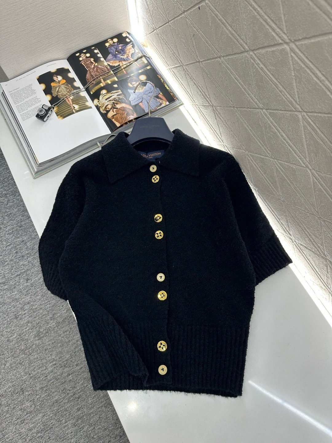 NO:708010,LV Creamy Yellow Wool Knitted Short-Sleeved Polo Shirt. This creamy yellow wool blended short-sleeved Polo is soft and comfortable. It is embellished with gold buttons and is super textured. It has a classic lapel design and is great to wear alone or layered. It can be easily controlled for commuting and daily life. The creamy yellow color is gentle and versatile. It is refreshing when paired with light-colored bottoms. Darker colors are more advanced. It is suitable for sisters who like exquisite outfits. It is a must-have in autumn and winter!  Size SML,,louis vuitton,T-shirt,19860909LV奶黄色羊毛针织短袖Polo衫,这款奶黄色羊毛混纺短袖Polo,柔软舒适,金色纽扣点缀超有质感,经典翻领设计,单穿或叠搭都很出彩,通勤、日常都能轻松驾驭,奶黄色温柔百搭,配浅色下装清新,深色更显高级感,适合喜欢精致穿搭的姐妹,秋冬季节必备！码数SML,,louis vuitton,T-shirt,,Women's clothing