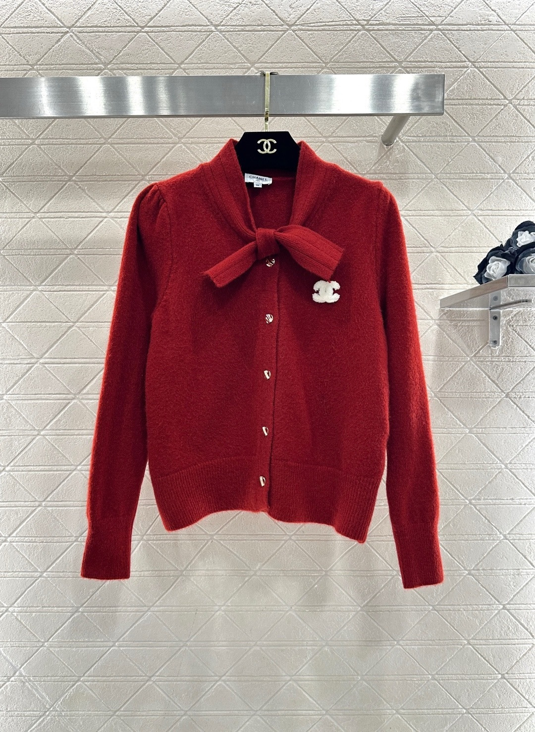 NO:707974,Chanel red bow knitted cardigan. Chanel's red bow knitted cardigan is made of soft knitted material. It is super comfortable and warm to wear in autumn and winter. The bow knot on the neck and the classic double C logo make it full of elegance and refinement. Single-breasted design makes it easy to put on and take off. The red color is white and does not pick on the skin tone. It goes well with jeans or skirts. It can be easily worn on commuting and dating. It looks slim but not tight. It is practical and has a sense of design. It is a must-have versatile item in autumn and winter!  Code number SML,,chanel,chanel,skirts,jeans,19860909Chanel香奈儿红色蝴蝶结针织开衫,香奈儿这款红色蝴蝶结针织开衫,采用柔软针织材质,秋冬穿超舒服又保暖,领口蝴蝶结+经典双C Logo,优雅精致感拉满,单排扣设计,穿脱方便,红色显白不挑肤色,搭配牛仔裤或半裙都很出彩,通勤约会都能轻松驾驭,显瘦不紧绷,实用又有设计感,是秋冬必入的百搭单品！ 码数SML,,chanel,chanel,skirts,jeans,,Women's clothing