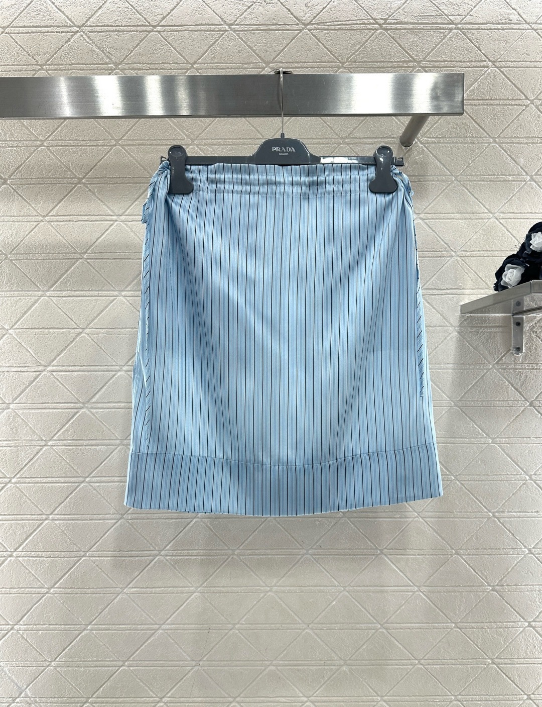 NO:707996,Toteme casual style striped shirt, available in beige + blue. The vertical stripe design is simple and versatile. It is made of light and breathable fabric. It is super comfortable to wear in spring and autumn. It has a loose silhouette and is lazy and casual. It can be easily used for commuting and leisure. It has a lapel + long sleeves. It is OK to wear alone or layered. It goes well with trousers, denim skirts and wide-leg pants. The price is affordable and cost-effective. It is a must-have for girls with simple style!  Size SML,,skirts,shirts,19860909Toteme休闲风格条纹衬衫,米色+蓝色两色可选,竖条纹设计简约百搭,轻薄透气面料,春秋季节穿着超舒适,宽松廓形,慵懒随性,通勤休闲都能轻松驾驭,翻领+长袖,单穿或叠穿都很OK,搭配西裤、牛仔裙、阔腿裤都很出彩,价格亲民,性价比高,简约风女孩必入！码数SML,,skirts,shirts,,Women's clothing