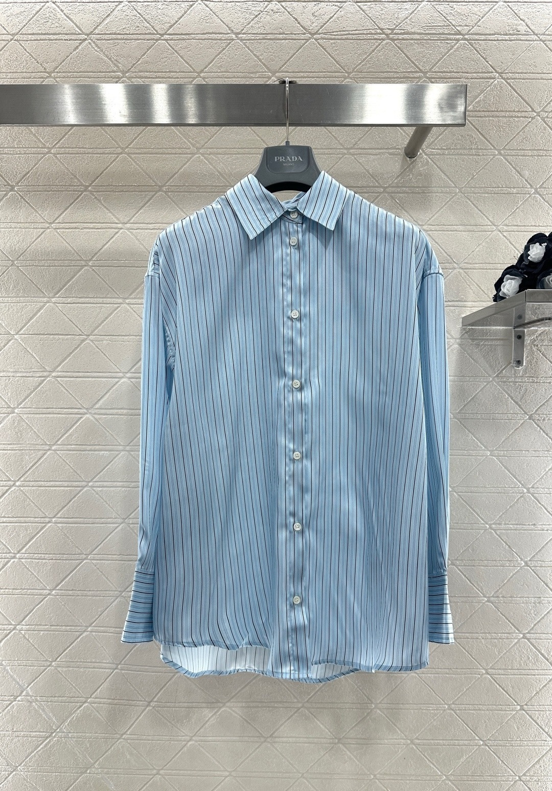 NO:708005,Toteme casual style striped shirt, available in beige + blue. The vertical stripe design is simple and versatile. It is made of light and breathable fabric. It is super comfortable to wear in spring and autumn. It has a loose silhouette and is lazy and casual. It can be easily used for commuting and leisure. It has a lapel + long sleeves. It is OK to wear alone or layered. It goes well with trousers, denim skirts and wide-leg pants. The price is affordable and cost-effective. It is a must-have for girls with simple style!  Size SML,,skirts,shirts,19860909Toteme休闲风格条纹衬衫,米色+蓝色两色可选,竖条纹设计简约百搭,轻薄透气面料,春秋季节穿着超舒适,宽松廓形,慵懒随性,通勤休闲都能轻松驾驭,翻领+长袖,单穿或叠穿都很OK,搭配西裤、牛仔裙、阔腿裤都很出彩,价格亲民,性价比高,简约风女孩必入！码数SML 上,,skirts,shirts,,Women's clothing