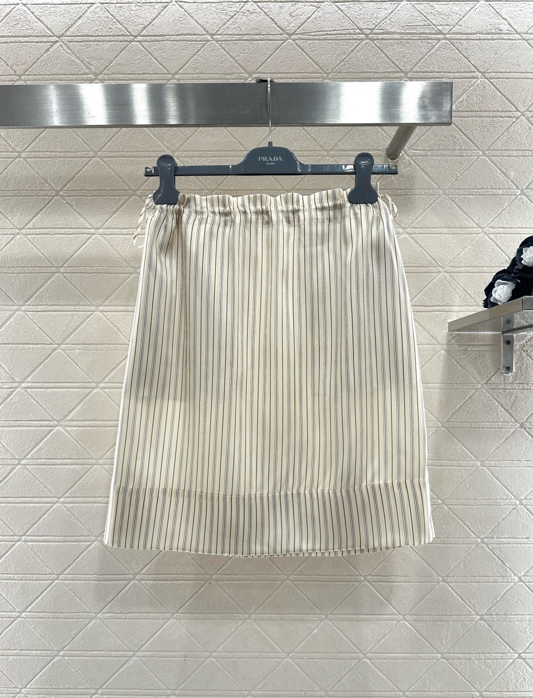 NO:707990,Toteme casual style striped shirt, available in beige + blue. The vertical stripe design is simple and versatile. It is made of light and breathable fabric. It is super comfortable to wear in spring and autumn. It has a loose silhouette and is lazy and casual. It can be easily used for commuting and leisure. It has a lapel + long sleeves. It is OK to wear alone or layered. It goes well with trousers, denim skirts and wide-leg pants. The price is affordable and cost-effective. It is a must-have for girls with simple style!  Size SML,,skirts,shirts,19860909Toteme休闲风格条纹衬衫,米色+蓝色两色可选,竖条纹设计简约百搭,轻薄透气面料,春秋季节穿着超舒适,宽松廓形,慵懒随性,通勤休闲都能轻松驾驭,翻领+长袖,单穿或叠穿都很OK,搭配西裤、牛仔裙、阔腿裤都很出彩,价格亲民,性价比高,简约风女孩必入！码数SML,,skirts,shirts,,Women's clothing