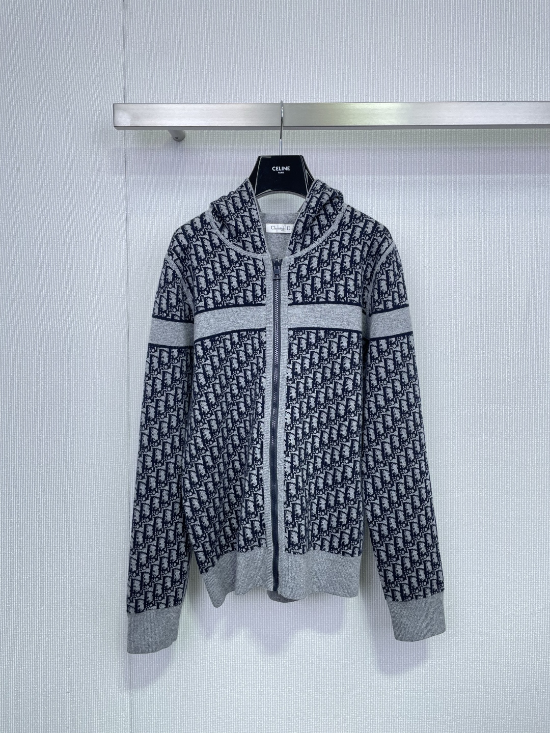 NO:708012,Dior's new 2025 autumn and winter double-sided cashmere hooded jacket is made of high-quality cashmere, soft and skin-friendly, and has excellent warmth retention. Double-sided design, one side is solid and low-key, and the other side is fully printed with presbyopia, full of luxury, hood + zipper closure, ribbed hem and cuffs, exquisite details, comfortable to wear, suitable for a variety of body types, can be worn alone or layered, easy to switch styles, it is a must-have and versatile item for autumn and winter wardrobes!  Size SML,,dior,jackets & coats,hats,19860909Dior 2025秋冬新款双面羊绒连帽外套,采用高品质山羊绒,柔软亲肤,保暖性超赞,双面设计,一面纯色低调,另一面满印老花,奢华感满满,连帽+拉链开合,罗纹底边和袖口,细节精致,穿着舒适,适合多种身材,单穿或内搭都很OK,轻松切换风格,是秋冬衣橱必备百搭单品！码数SML,,dior,jackets & coats,hats,,Women's clothing