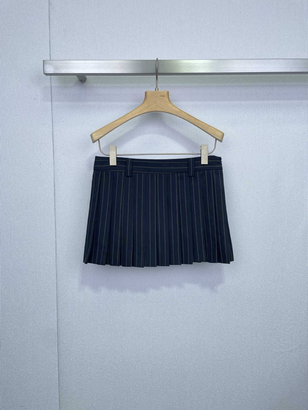 NO:707984,MiuMiu 2026 spring striped shirt suit, this set of dark brown vertical striped jacket and short skirt is retro and sweet, made of virgin wool blended material, soft and stylish, very suitable for autumn and winter. The shirt is loose + elastic hem, comfortable and fashionable, the skirt belt design is full of layers, and can be easily controlled for daily commuting and leisure. It is more high-end when paired with accessories of the same color. Miu Miu's rebellious and elegant style is perfect for sisters who pursue personalized outfits!  Size SML,,miumiu,skirts,jackets & coats,shirts,19860909MiuMiu2026春款条纹衬衫套装,这套深棕竖条纹夹克加短裙,复古又甜酷,初剪羊毛混纺材质,柔软有型,秋冬穿超合适衬衫宽松+松紧下摆,舒适又时髦,短裙腰带设计,层次感满满,日常通勤、休闲都能轻松驾驭,搭配同色系配饰更显高级感,缪缪叛逆优雅风格,超适合追求个性穿搭的姐妹们！ 码数SML,,miumiu,skirts,jackets & coats,shirts,,Women's clothing