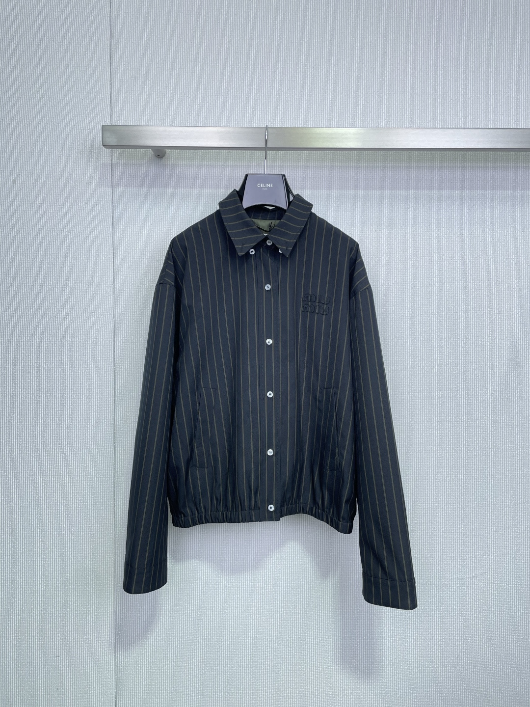 NO:707975,MiuMiu 2026 spring striped shirt suit, this set of dark brown vertical striped jacket and short skirt is retro and sweet, made of virgin wool blended material, soft and stylish, very suitable for autumn and winter. The shirt is loose + elastic hem, comfortable and fashionable, the skirt belt design is full of layers, and can be easily controlled for daily commuting and leisure. It is more high-end when paired with accessories of the same color. Miu Miu's rebellious and elegant style is perfect for sisters who pursue personalized outfits!  Size SML outside,,miumiu,skirts,jackets & coats,shirts,19860909MiuMiu2026春款条纹衬衫套装,这套深棕竖条纹夹克加短裙,复古又甜酷,初剪羊毛混纺材质,柔软有型,秋冬穿超合适衬衫宽松+松紧下摆,舒适又时髦,短裙腰带设计,层次感满满,日常通勤、休闲都能轻松驾驭,搭配同色系配饰更显高级感,缪缪叛逆优雅风格,超适合追求个性穿搭的姐妹们！ 码数SML 外,,miumiu,skirts,jackets & coats,shirts,,Women's clothing