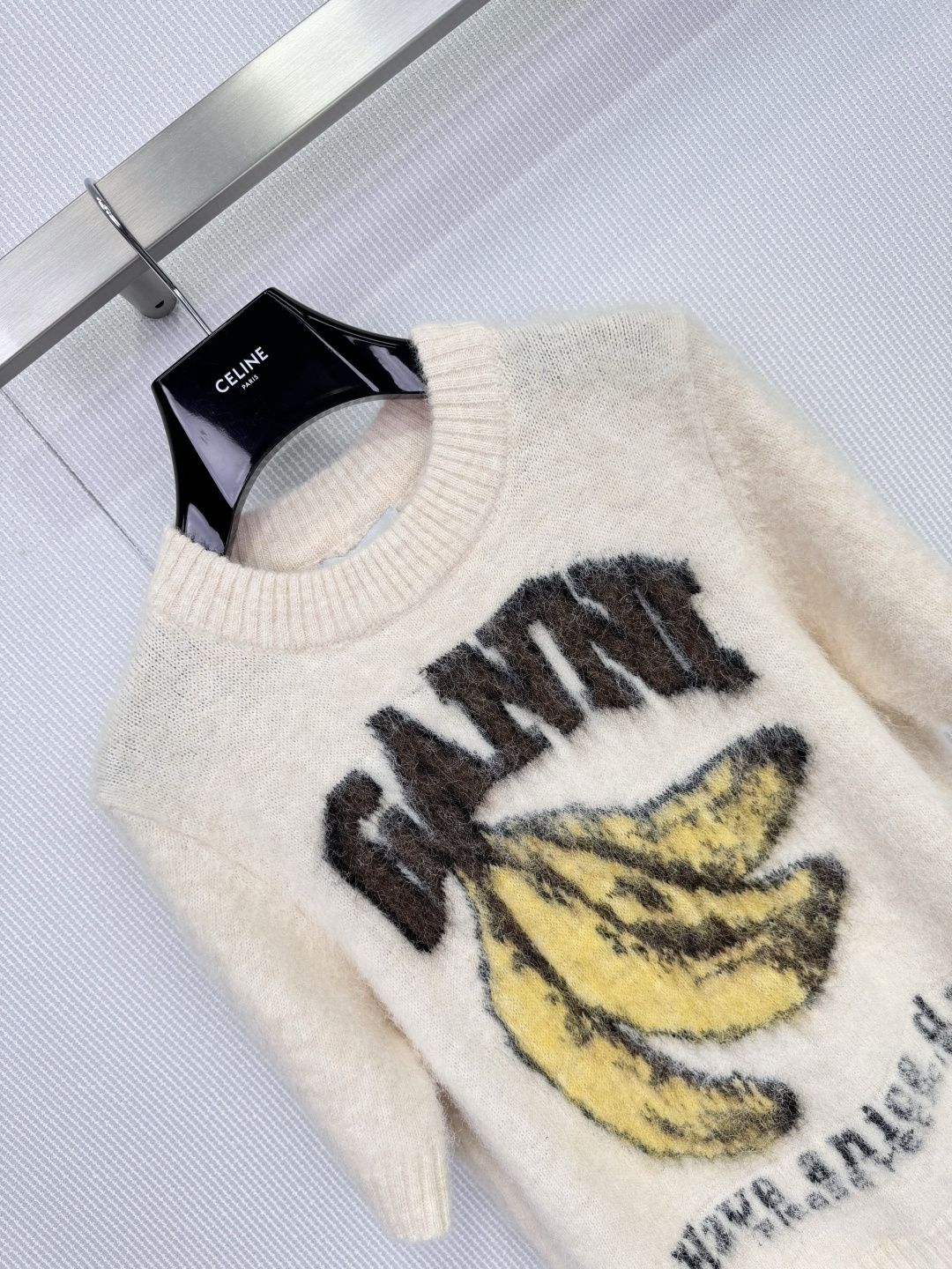 NO:708355,Ganni banana pattern short-sleeved wool sweater. This wool blend sweater is soft and comfortable. The round neck design is simple and elegant. The banana pattern on the front + the words 'Have a nice day' are fun and playful. It is very recognizable. The short-sleeved design is just right for spring and autumn. It can be worn alone or layered. Ganni is famous for its unique design and high quality. This sweater is not only fashionable, but also very practical. It is a must-have for daily wear! Size SML,,sweaters,T-shirt,19860909Ganni香蕉图案短袖羊毛毛衣,这款羊毛混纺毛衣,柔软舒适,圆领设计简约大方,正面香蕉图案+“Have a nice day”字样,趣味又俏皮,超有辨识度,短袖设计,春秋季节穿搭刚刚好,单穿或内搭都很出彩,Ganni以独特设计和高品质著称,这件毛衣不仅时尚,还很实用,日常穿搭必备！码数SML,,sweaters,T-shirt,,Women's clothing