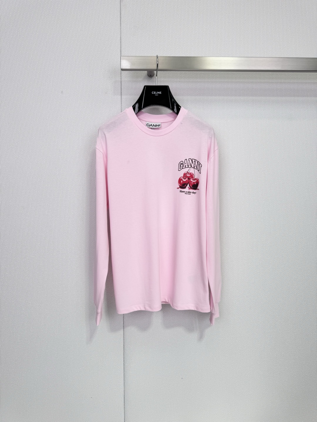 NO:708378,GANNI cherry print long-sleeved T-shirt. This cherry-printed long-sleeved T-shirt is made of soft cotton fabric. It is super comfortable to wear. It has a light pink color scheme and a cherry pattern on the chest. It is matched with the words 'Have a nice day'. It is playful and cute. It has a spring atmosphere. It has a loose fit and accommodates a variety of body types. It is OK to wear alone or layered. It can be easily used for daily leisure and at home. It is comfortable and has a sense of design. It is a must-have and versatile item in the spring and summer wardrobe!  ,,tees,t-shirt,19860909GANNI樱桃印花长袖T恤,这款樱桃印花长袖T恤,选用柔软棉质面料,穿着超舒适,淡粉色主调+胸前樱桃图案,搭配“Have a nice day”字样,俏皮又可爱,春日氛围感拉满,宽松版型,包容多种身材,单穿或内搭都很OK,日常休闲、居家都能轻松驾驭,舒适又有设计感,是春夏衣橱必备百搭单品！,,tees，t-shirt,,Women's clothing