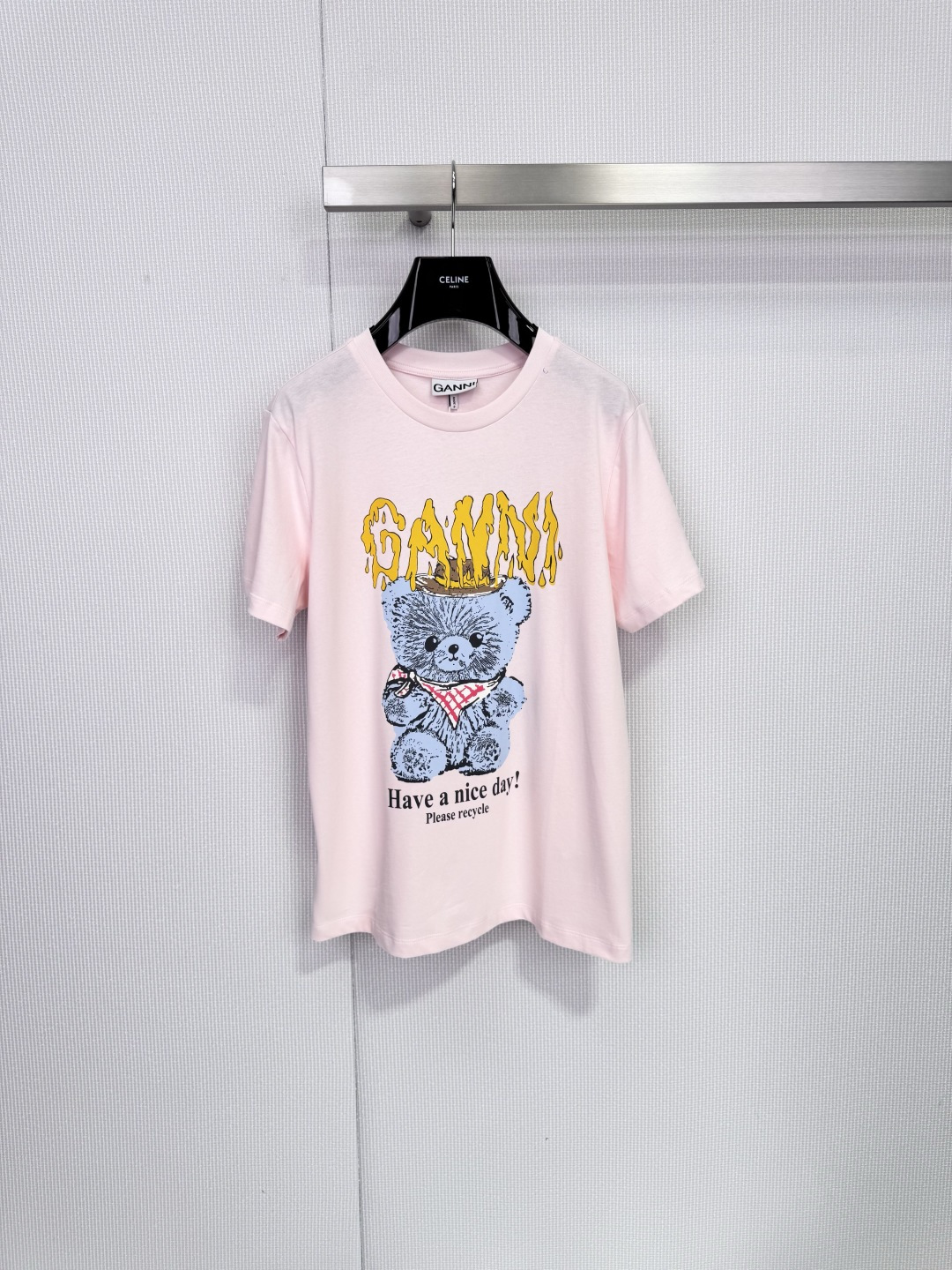 NO:708371,GANNI spring and summer series teddy bear printed T-shirts are made of soft pure cotton fabrics, loose fit, comfortable and breathable to wear. The teddy bear pattern on the front is paired with the yellow 'GANNI' words and the slogan 'Have a nice day!'  Size SML,,skirts,jeans,tees,t-shirt,19860909GANNI春夏系列泰迪熊印花T恤,采用柔软纯棉面料,宽松版型,穿着舒适透气,正面泰迪熊图案搭配黄色“GANNI”字样和“Have a nice day!”标语,童趣又精致,浅粉色清新,日常休闲或度假都很适合,搭配牛仔裤或短裙,轻松打造活力造型,环保理念加持,印有“Please recycle”,时尚又可持续！ 码数SML,,skirts,jeans,tees，t-shirt,,Women's clothing
