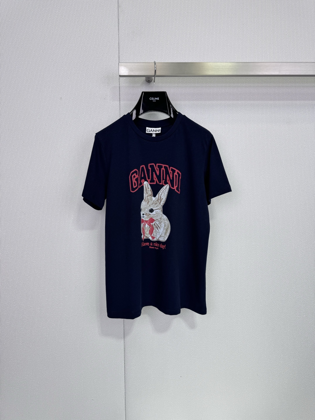 NO:708367,GANNI spring and summer series teddy bear printed T-shirts are made of soft pure cotton fabrics, loose fit, comfortable and breathable to wear. The teddy bear pattern on the front is paired with the yellow 'GANNI' words and the slogan 'Have a nice day!'  Size SML,,skirts,jeans,tees,t-shirt,19860909GANNI春夏系列泰迪熊印花T恤,采用柔软纯棉面料,宽松版型,穿着舒适透气,正面泰迪熊图案搭配黄色“GANNI”字样和“Have a nice day!”标语,童趣又精致,浅粉色清新,日常休闲或度假都很适合,搭配牛仔裤或短裙,轻松打造活力造型,环保理念加持,印有“Please recycle”,时尚又可持续！ 码数SML,,skirts,jeans,tees，t-shirt,,Women's clothing