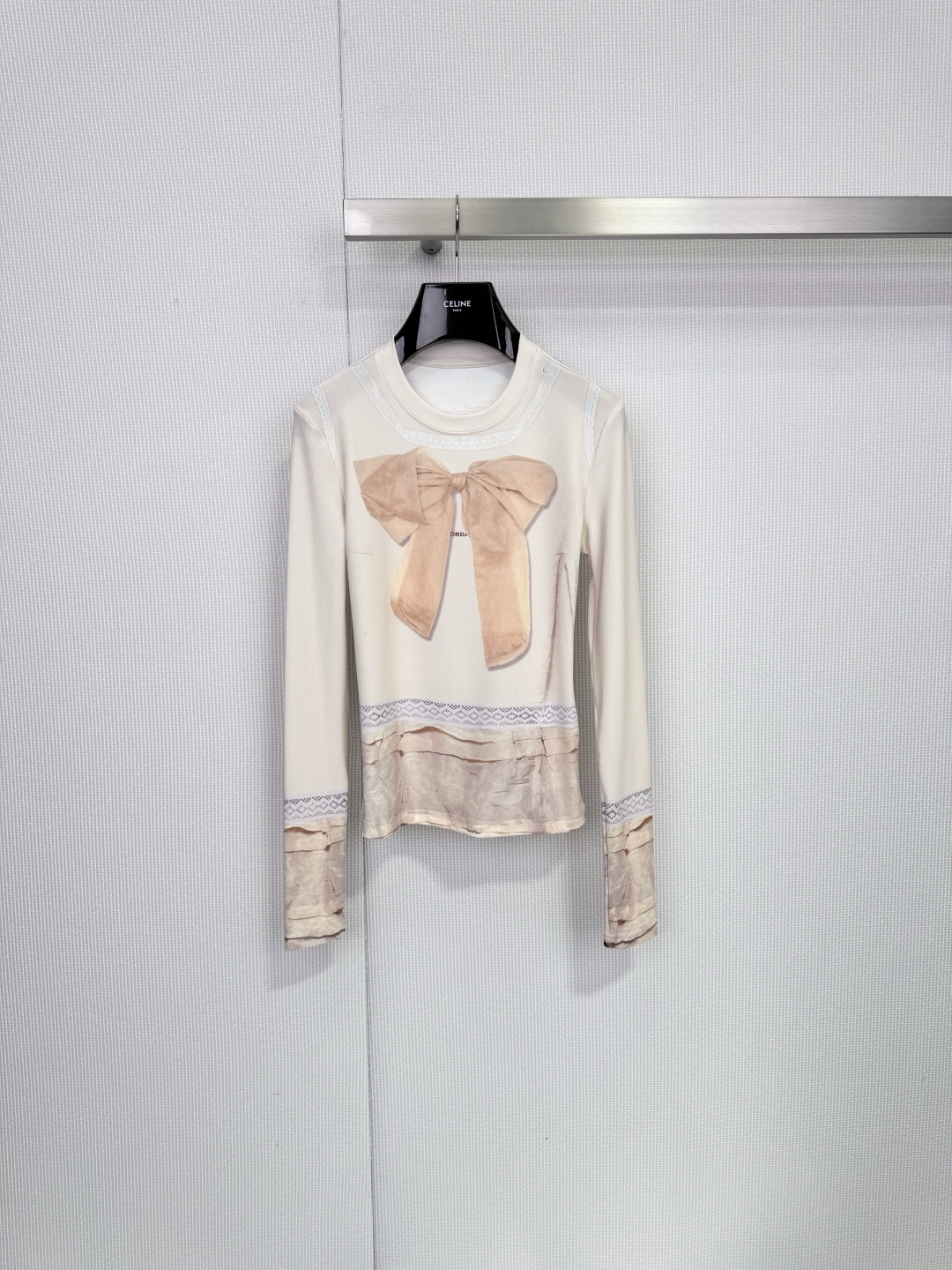 NO:708361,FORDARE26 spring new bow 3D printed bottoming shirt, featuring 3D three-dimensional bow printing, with lace splicing, sweet and layered, soft knitted fabric, round neck and long sleeves, super comfortable for daily wear, pleated hem and cuffs + lace details, full of sophistication, can be paired with pleated culottes or jeans, easy to create a sweet and cool style, high return rate when out on the street, niche designer brand, fashionable must-have!  ,,skirts,jeans,19860909FORDARE26春季新品蝴蝶结3D印花打底衫,主打3D立体蝴蝶结印花,搭配蕾丝拼接,甜美又有层次感,柔软针织面料,圆领长袖,日常穿搭超舒适,下摆和袖口褶皱+蕾丝细节,精致感满满,可搭配百褶裙裤或牛仔裤,轻松打造甜酷风,出街回头率超高,小众设计师品牌,时髦精必入！,,skirts,jeans,,Women's clothing