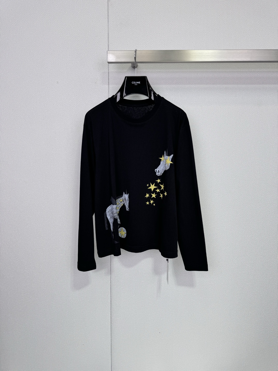 NO:708354,ICE DUST 2025 Autumn and Winter pony print long-sleeved T-shirt, khaki color + fun pony & star pattern, full of childlike charm and very recognizable, soft knitted fabric, loose fit, comfortable and versatile, suitable for daily casual, inner wear or solo wear, round neck design is simple and elegant, looks great with jeans and wide-leg pants, easy to get Korean fashion, designer brand, suitable for sisters who like personalized dressing!  Code number SML,,jeans,tees,t-shirt,19860909ICE DUST 2025秋冬小马印花长袖T恤,卡其色+趣味小马&星星图案,童趣满满超有辨识度,柔软针织面料,宽松版型,舒适又百搭,日常休闲、内搭或单穿都OK,圆领设计简约大方,搭配牛仔裤、阔腿裤都很出彩,轻松get韩系时髦感,设计师品牌,适合喜欢个性穿搭的姐妹们！码数SML,,jeans,tees，t-shirt,,Women's clothing