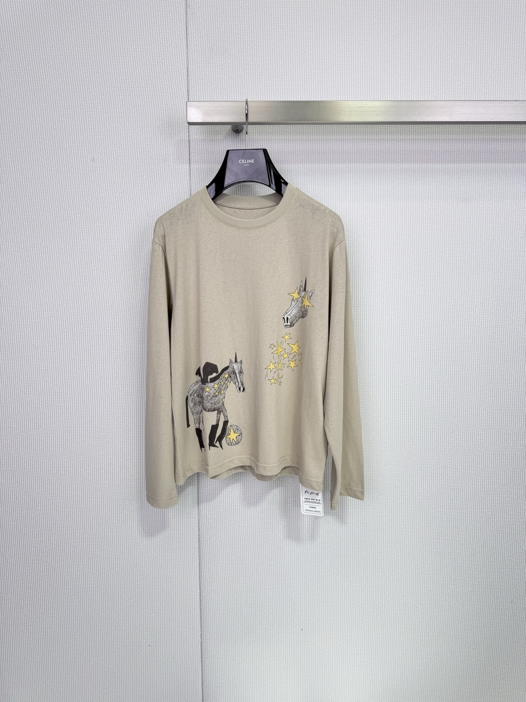 NO:708349,ICE DUST 2025 Autumn and Winter pony print long-sleeved T-shirt, khaki color + fun pony & star pattern, full of childlike charm and very recognizable, soft knitted fabric, loose fit, comfortable and versatile, suitable for daily casual, inner wear or solo wear, round neck design is simple and elegant, looks great with jeans and wide-leg pants, easy to get Korean fashion, designer brand, suitable for sisters who like personalized dressing!  Code number SML,,jeans,tees,t-shirt,19860909ICE DUST 2025秋冬小马印花长袖T恤,卡其色+趣味小马&星星图案,童趣满满超有辨识度,柔软针织面料,宽松版型,舒适又百搭,日常休闲、内搭或单穿都OK,圆领设计简约大方,搭配牛仔裤、阔腿裤都很出彩,轻松get韩系时髦感,设计师品牌,适合喜欢个性穿搭的姐妹们！码数SML,,jeans,tees，t-shirt,,Women's clothing