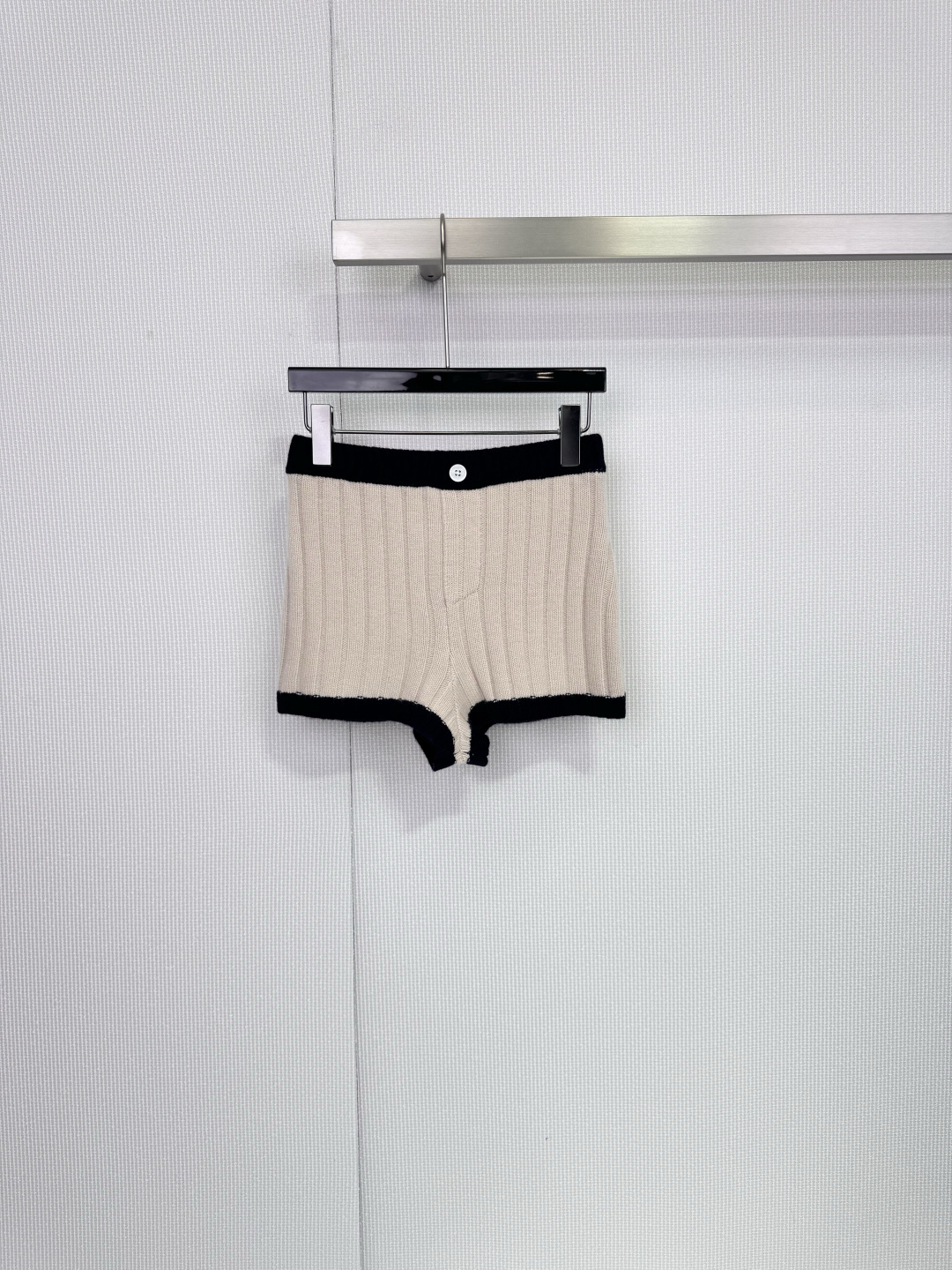 NO:708344,IMMI 25 autumn and winter cashmere wide rib knitted suit, including long-sleeved cardigan + shorts, off-white main color with black edges, simple and elegant. The cashmere material is soft and delicate, warm and comfortable, very suitable for autumn and winter. The cardigan is single-breasted + small pockets, and the shorts waist button design is full of details. It can be easily used in daily casual or light formal occasions. It is versatile to wear alone or in a set, and can easily switch between multiple styles!  Code numberSML,,shorts,19860909IMMI 25秋冬羊绒宽罗纹针织套装,包含长袖开衫+短裤,米白色主色配黑色撞边,简约优雅.羊绒材质柔软细腻,保暖又舒适,秋冬穿超合适,开衫单排扣+小口袋,短裤腰部纽扣设计,细节满分,日常休闲或轻正式场合都能轻松驾驭,单穿or成套都很百搭,轻松切换多种风格！ 码数SML,,shorts,,Women's clothing