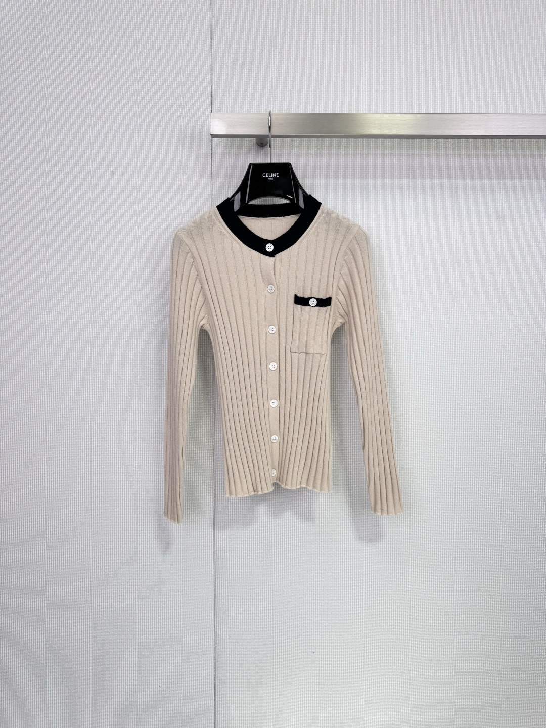 NO:708342,IMMI 25 autumn and winter cashmere wide rib knitted suit, including long-sleeved cardigan + shorts, off-white main color with black edges, simple and elegant. The cashmere material is soft and delicate, warm and comfortable, very suitable for autumn and winter. The cardigan is single-breasted + small pockets, and the shorts waist button design is full of details. It can be easily used in daily casual or light formal occasions. It is versatile to wear alone or in a set, and can easily switch between multiple styles!  Code numberSML,,shorts,19860909IMMI 25秋冬羊绒宽罗纹针织套装,包含长袖开衫+短裤,米白色主色配黑色撞边,简约优雅.羊绒材质柔软细腻,保暖又舒适,秋冬穿超合适,开衫单排扣+小口袋,短裤腰部纽扣设计,细节满分,日常休闲或轻正式场合都能轻松驾驭,单穿or成套都很百搭,轻松切换多种风格！ 码数SML,,shorts,,Women's clothing