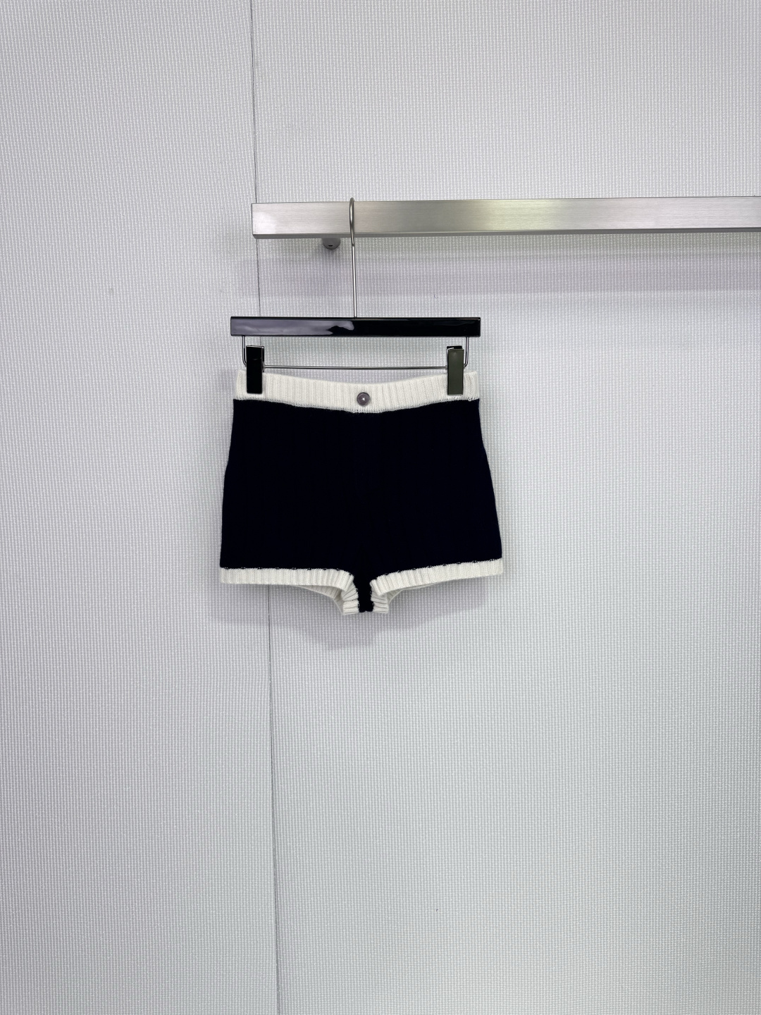 NO:708340,IMMI 25 autumn and winter cashmere wide rib knitted suit, including long-sleeved cardigan + shorts, off-white main color with black edges, simple and elegant. The cashmere material is soft and delicate, warm and comfortable, very suitable for autumn and winter. The cardigan is single-breasted + small pockets, and the shorts waist button design is full of details. It can be easily used in daily casual or light formal occasions. It is versatile to wear alone or in a set, and can easily switch between multiple styles!  Code numberSML,,shorts,19860909IMMI 25秋冬羊绒宽罗纹针织套装,包含长袖开衫+短裤,米白色主色配黑色撞边,简约优雅.羊绒材质柔软细腻,保暖又舒适,秋冬穿超合适,开衫单排扣+小口袋,短裤腰部纽扣设计,细节满分,日常休闲或轻正式场合都能轻松驾驭,单穿or成套都很百搭,轻松切换多种风格！ 码数SML,,shorts,,Women's clothing