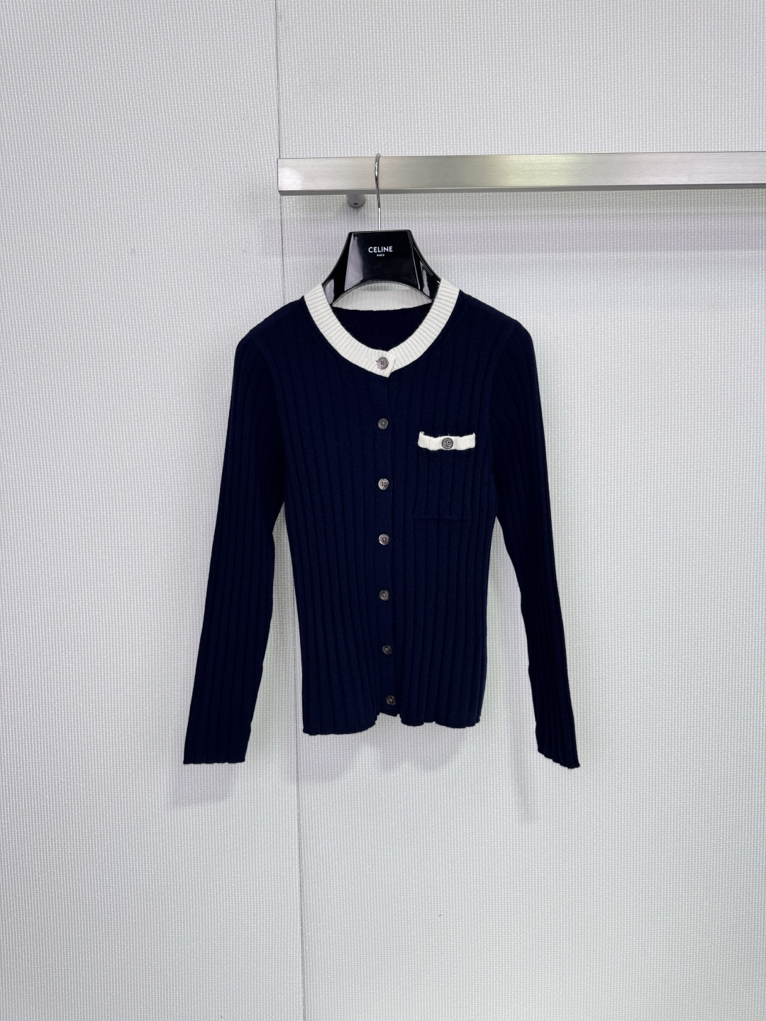 NO:708336,IMMI 25 autumn and winter cashmere wide rib knitted suit, including long-sleeved cardigan + shorts, off-white main color with black edges, simple and elegant. The cashmere material is soft and delicate, warm and comfortable, very suitable for autumn and winter. The cardigan is single-breasted + small pockets, and the shorts waist button design is full of details. It can be easily used in daily casual or light formal occasions. It is versatile to wear alone or in a set, and can easily switch between multiple styles!  Code number SML,,shorts,19860909IMMI 25秋冬羊绒宽罗纹针织套装,包含长袖开衫+短裤,米白色主色配黑色撞边,简约优雅.羊绒材质柔软细腻,保暖又舒适,秋冬穿超合适,开衫单排扣+小口袋,短裤腰部纽扣设计,细节满分,日常休闲或轻正式场合都能轻松驾驭,单穿or成套都很百搭,轻松切换多种风格！ 码数SML 上,,shorts,,Women's clothing