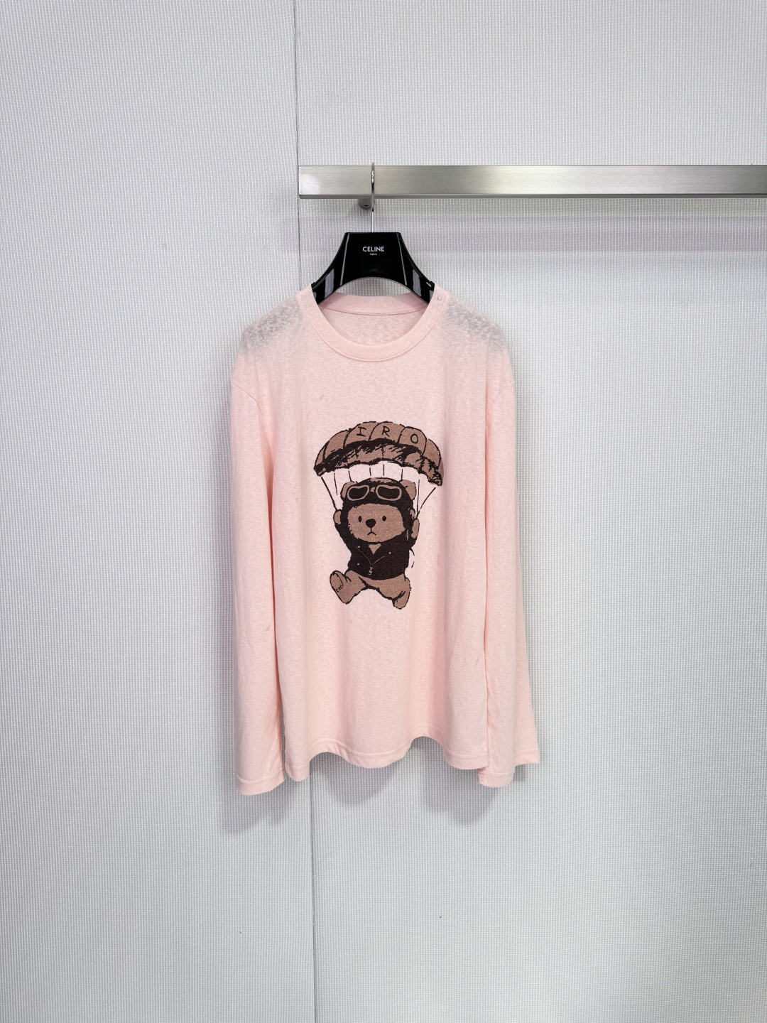 NO:708333,Lena Bear long-sleeved T-shirt co-branded by French brand IRO and Teddy Tales, with pink main tone + cartoon bear skydiving print, childlike and fashionable!  The fabric is soft and skin-friendly, so it is OK to wear alone or layered in spring and autumn. It is age-reducing and has texture. It is very suitable for sisters who like unique designs. It can be easily used for daily outings and commuting. It is casual and fashionable!  Code number SML,,tees,t-shirt,19860909法国品牌IRO与Teddy Tales联名的莉娜熊长袖T恤,粉色主调+卡通小熊跳伞印花,童趣又时髦！面料柔软亲肤,春秋单穿或叠穿都很OK,减龄又有质感,超适合喜欢独特设计的姐妹,日常出街、通勤都能轻松驾驭,随性又不失时尚感！ 码数SML,,tees，t-shirt,,Women's clothing