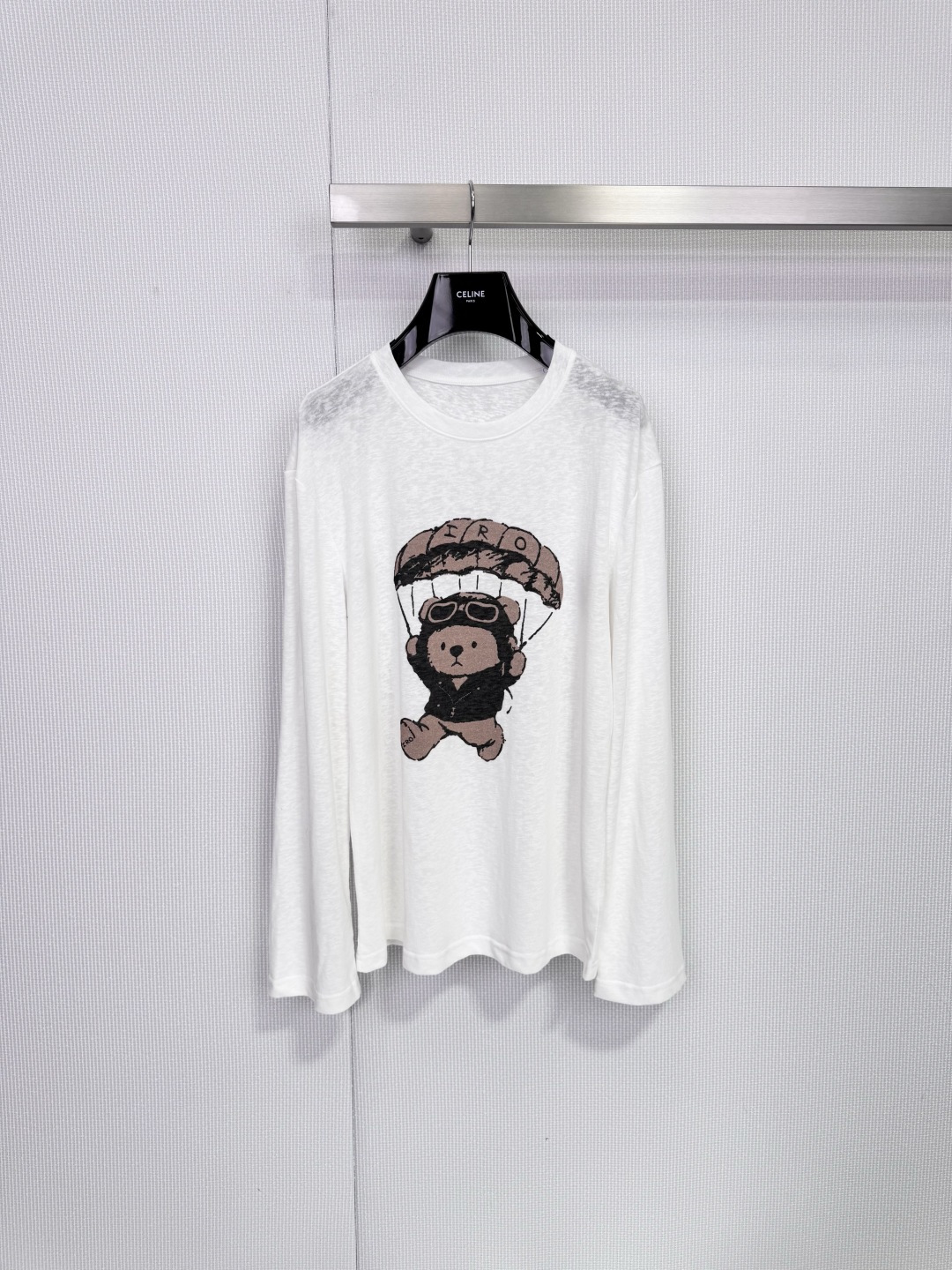 NO:708348,Lena Bear long-sleeved T-shirt co-branded by French brand IRO and Teddy Tales, with pink main tone + cartoon bear skydiving print, childlike and fashionable!  The fabric is soft and skin-friendly, so it is OK to wear alone or layered in spring and autumn. It is age-reducing and has texture. It is very suitable for sisters who like unique designs. It can be easily used for daily outings and commuting. It is casual and fashionable!  Code number SML,,tees,t-shirt,19860909法国品牌IRO与Teddy Tales联名的莉娜熊长袖T恤,粉色主调+卡通小熊跳伞印花,童趣又时髦！面料柔软亲肤,春秋单穿或叠穿都很OK,减龄又有质感,超适合喜欢独特设计的姐妹,日常出街、通勤都能轻松驾驭,随性又不失时尚感！ 码数SML,,tees，t-shirt,,Women's clothing