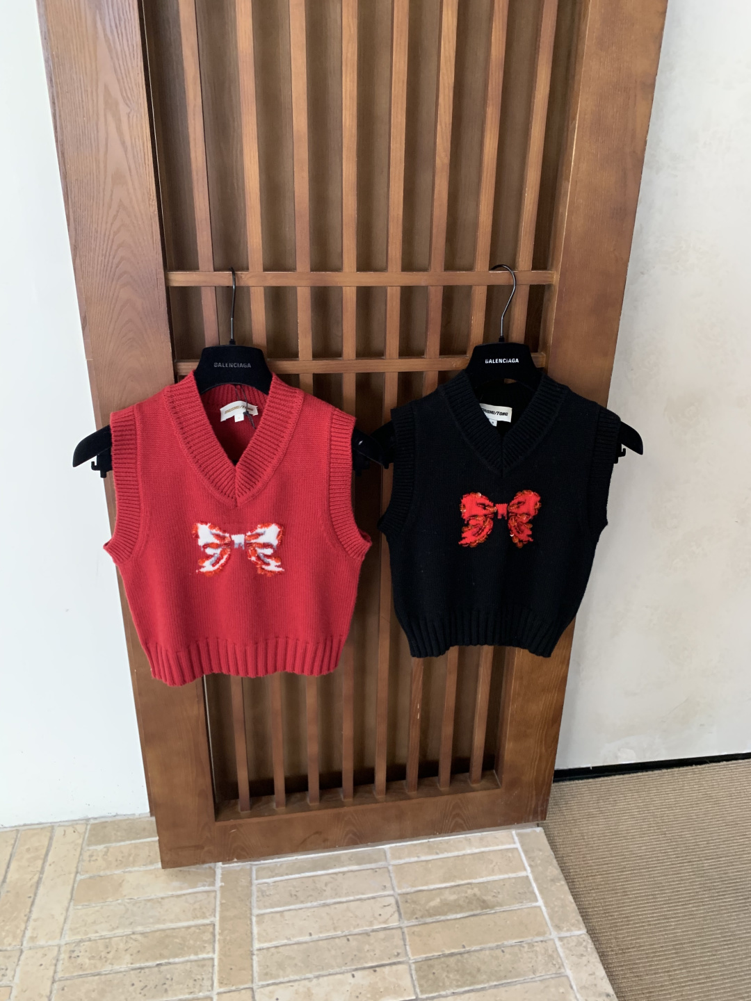 NO:708325,Shushutong25AW series bow knitted vest, Christmas limited edition, available in red and black, full of college style, 58 nylon + 36 wool + 6 polyester fiber, soft and warm, three-dimensional bow + bead design on the chest, directly full of layering and festive atmosphere, can be worn alone or layered, paired with shirts, pleated skirts and extra pieces, can be easily worn in daily life or festivals!  Size SML,,skirts,shirts,19860909Shushutong25AW系列蝴蝶结针织背心,圣诞限定款,红色和黑色可选,学院风满满,58锦纶+36羊毛+6聚酯纤维,柔软又保暖,胸前立体蝴蝶结+钉珠设计,层次感和节日氛围直接拉满,单穿叠搭都OK,搭配衬衫、百褶裙超出片,日常或节日都能轻松驾驭！ 码数SML,,skirts,shirts,,Women's clothing