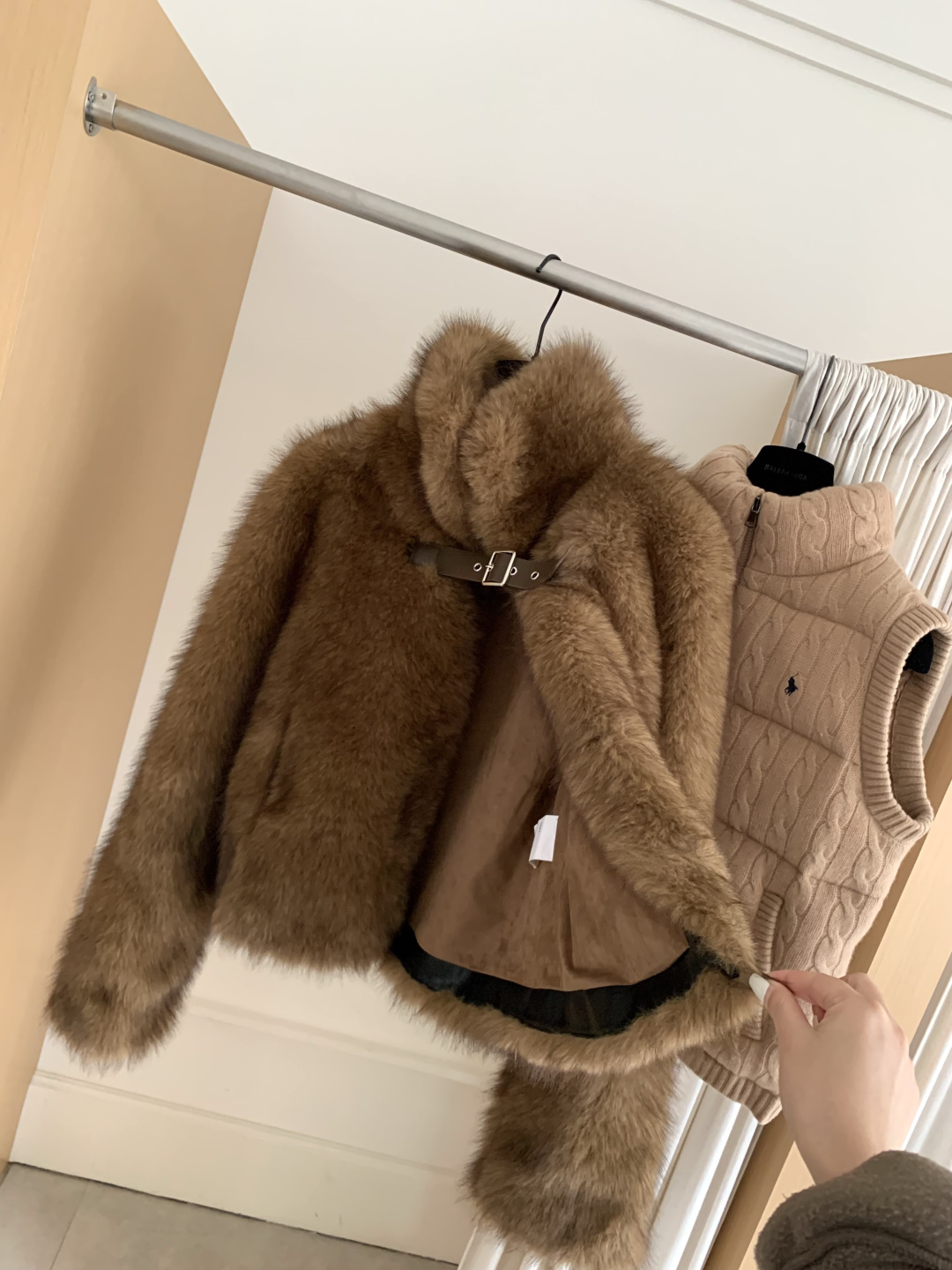 NO:708318,RARELY ALIKE 25AW new brown fur jacket, short stand-up collar design + belt buckle embellishment, full of details, environmentally friendly fur material, plush, fluffy and soft, warm and fashionable. The brown color has a super autumn and winter atmosphere, which can be easily used for commuting and parties. It has a Korean sweet and cool style. Pair it with high-waisted pants or skirts to make you appear taller and slimmer. It is a must-have and versatile item for your autumn and winter wardrobe!  Size SML,,skirts,jackets & coats,19860909RARELY ALIKE 25AW新品棕色皮草外套,短款立领设计+皮带扣点缀,细节满分,环保皮草材质,毛绒蓬松柔软,保暖又时髦,棕色超有秋冬氛围感,通勤、聚会都能轻松驾驭,韩系甜酷风get,搭配高腰裤或裙装,显高显瘦,是秋冬衣橱必备百搭单品！码数SML,,skirts,jackets & coats,,Women's clothing