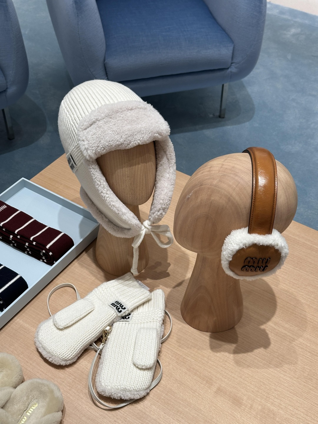 NO:708312,Miu Miu wool ear protection hat, this wool ear protection hat is made of wool knitting + sheepskin fur lining, perfect for warmth retention, off-white color, simple and versatile, ear protection design is perfect for skiing, outdoor or daily commuting, super atmospheric to wear in winter, the hat is light and easy to carry, practical and fashionable, it is a must-have item for winter wear, and can easily enhance your style!  Code number F,,miumiu,sheepskin,hats,19860909Miu Miu 羊毛护耳帽,这款羊毛护耳帽,采用羊毛针织+羊皮毛衬里,保暖力满分,米白色简约百搭,护耳设计超适合滑雪、户外或日常通勤,冬天戴超有氛围感,帽子轻便易携,实用又时髦,是冬季穿搭必备单品,轻松提升造型感！ 码数F,,miumiu,sheepskin,hats,,Women's clothing