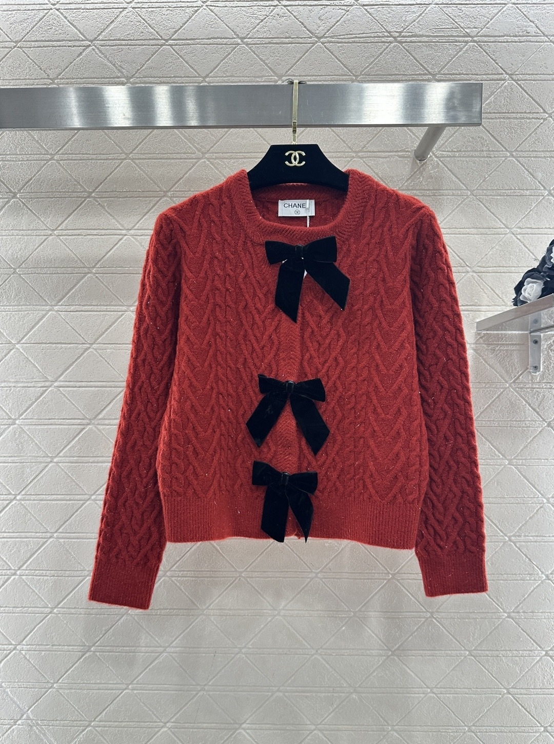 NO:708655,Chanel's white knitted cardigan is made of soft cashmere, classic twist texture + black velvet bow embellishment. It is full of French elegance and has a loose fit. It is super comfortable to wear in autumn and winter, warm and fashionable. The bow design is sweet and retro. It looks great with skirts or high-waisted pants. It can be easily switched between multiple styles. It can be easily controlled whether it is daily or at a holiday party. It is a must-have and versatile item for autumn and winter wardrobes!  ,,chanel,chanel,skirts,19860909Chanel香奈儿这款白色针织开衫,采用柔软羊绒,经典麻花纹理+黑色丝绒蝴蝶结点缀,法式优雅满分,宽松版型,秋冬穿搭超舒适,保暖又时髦,蝴蝶结设计甜美复古,搭配裙装或高腰裤都很出彩,轻松切换多种风格,无论日常还是节日聚会,都能轻松驾驭,是秋冬衣橱必备百搭单品！,,chanel,chanel,skirts,,Women's clothing