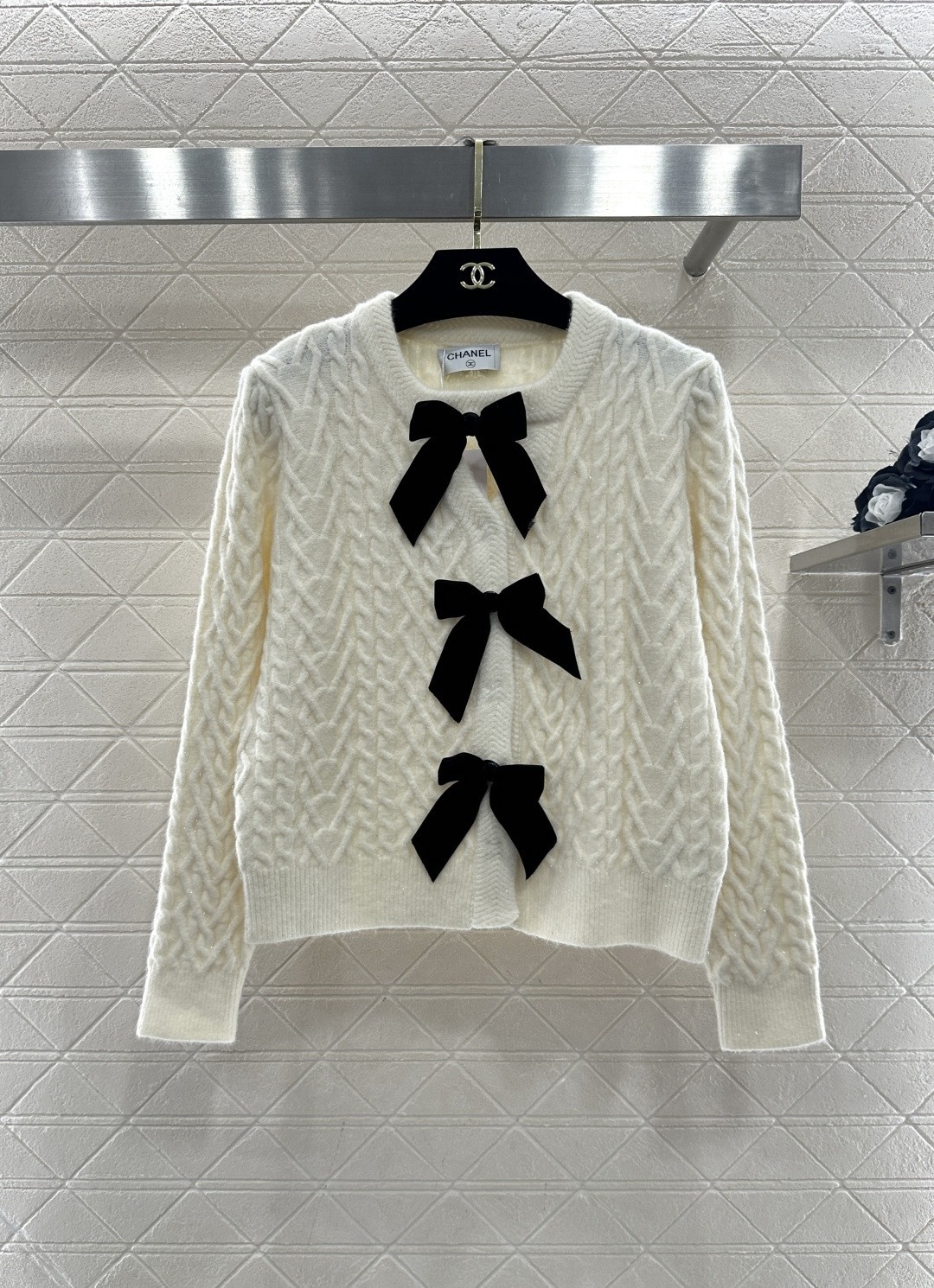 NO:708653,Loewe2025 winter new light cotton wide-leg jeans, made of blue light cotton, mid-waisted wide-leg design, simple commuting style, loose tailoring to show leg shape, comfortable and fashionable, cotton denim is soft and durable, it is OK to match sweaters or jackets in winter, easily create a lazy atmosphere, comes with a brown leather belt, full of details, practical and good-looking! There are many sizes to choose from, suitable for all kinds of body types, easy to control for daily commuting and leisure!  Size SML,,loewe,jeans,jackets & coats,sweaters,19860909Loewe2025冬季新品光感棉阔腿牛仔裤,青蓝光感棉材质,中腰阔腿设计,简约通勤风,宽松剪裁超显腿型,舒适又时髦,棉质牛仔布柔软耐穿,冬季搭配毛衣或外套都很OK,轻松打造慵懒氛围感,自带棕色皮质腰带,细节满分,实用又好看!尺码选择多,适合各种身材,日常通勤,休闲都能轻松驾驭！ 码数SML,,loewe,jeans,jackets & coats,sweaters,,Women's clothing