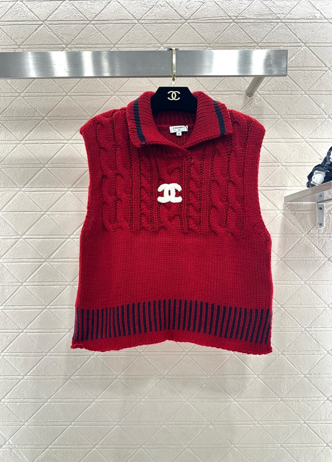 NO:708650,Chanel Chanel red knitted vest, this red knitted vest is made of wool blend, soft and warm, with twist texture and white double C Logo, full of brand sense, sleeveless design, looks great with shirts or dresses, lapels and striped details are super layered. Wear it in autumn and winter, it is warm and fashionable, and can easily enhance your style!  Size SML,,chanel,chanel,skirts,shirts,19860909Chanel香奈儿红色针织马甲,这款红色针织马甲,采用羊毛混纺,柔软又保暖,麻花纹理+白色双C Logo,品牌感满满,无袖设计,搭配衬衫或连衣裙都很出彩,翻领和条纹细节超有层次感.秋冬季节穿它,既保暖又时髦,轻松提升造型感！码数SML,,chanel,chanel,skirts,shirts,,Women's clothing