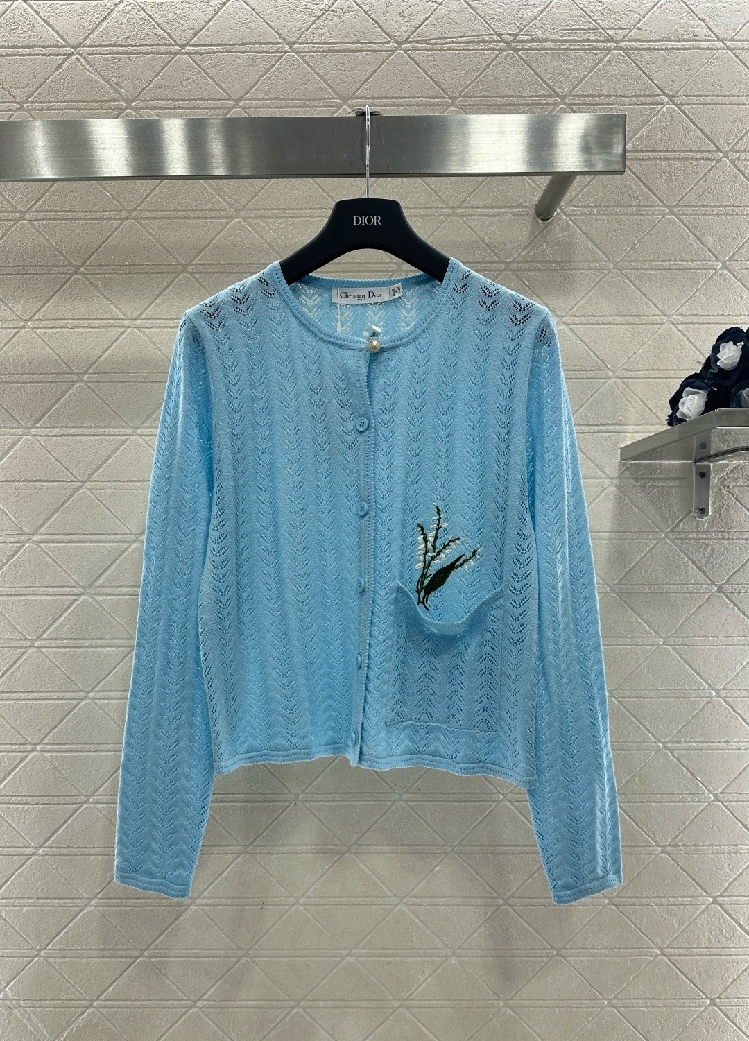 NO:708645,Dior 2026 spring and summer Xin blue knitted cardigan, light and soft fabric, super comfortable to wear in spring and summer, geometric texture + botanical embroidery on the chest, perfect details, pearl buttons are super textured, short design with high waist pants and skirt, elegant and fashionable ~ Xin blue is fresh and soft, full of spring and summer atmosphere, can be easily worn in daily or light formal occasions!  Code numberSML,,dior,skirts,19860909Dior 2026春夏昕蓝色针织开衫,轻薄柔软面料,春夏穿超舒服,几何纹理+胸前植物刺绣,细节满分,珍珠纽扣超有质感,短款设计搭高腰裤裙,优雅又时髦～昕蓝色清新柔和,春夏氛围感拉满,日常或轻正式场合都能轻松驾驭！码数SML,,dior,skirts,,Women's clothing