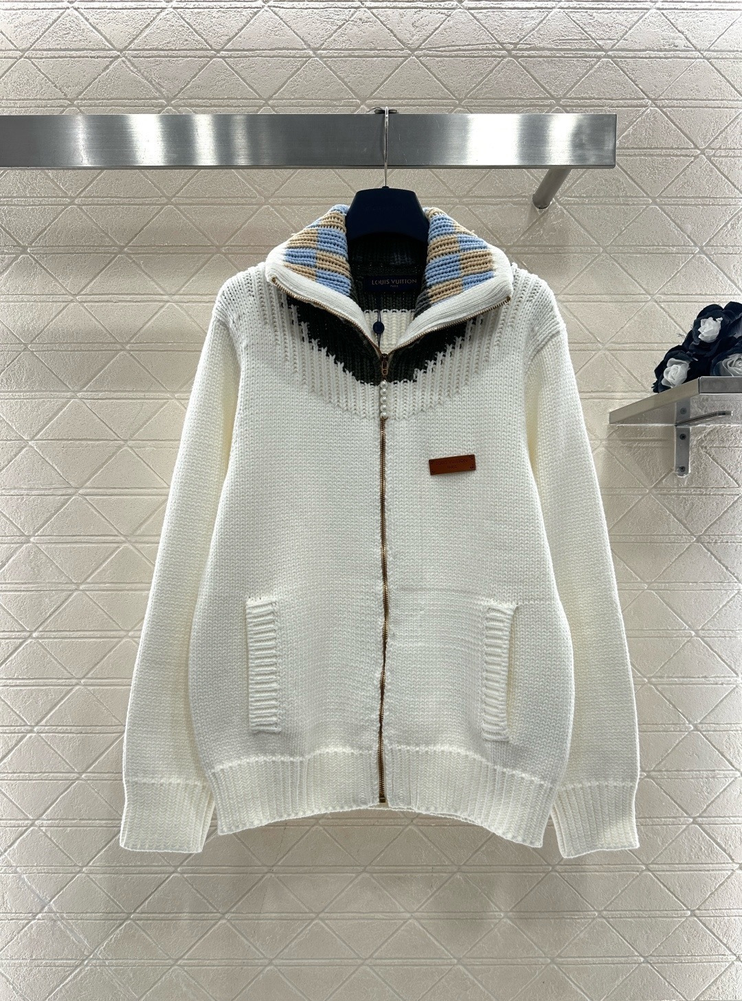 NO:708639,LV SS26 zippered knitted cardigan, wool blend material, soft and warm, very suitable for autumn and winter, white main color + color-blocked checkerboard lapels, retro and recognizable, the leather logo on the chest is super brand-like, the zipper design is easy to put on and take off, the pockets on both sides are practical and good-looking, the loose fit can be easily controlled by men and women, and can be held in casual or light formal occasions!  Code number SML,,louis vuitton,19860909LV SS26拉链针织开衫,羊毛混纺材质,柔软又保暖,秋冬穿超合适,白色主色+拼色棋盘格翻领,复古又有辨识度,胸前皮标超有品牌感,拉链设计方便穿脱,两侧口袋实用又好看,宽松版型男女都能轻松驾驭,休闲或轻正式场合都能hold住！码数SML,,louis vuitton,,Women's clothing