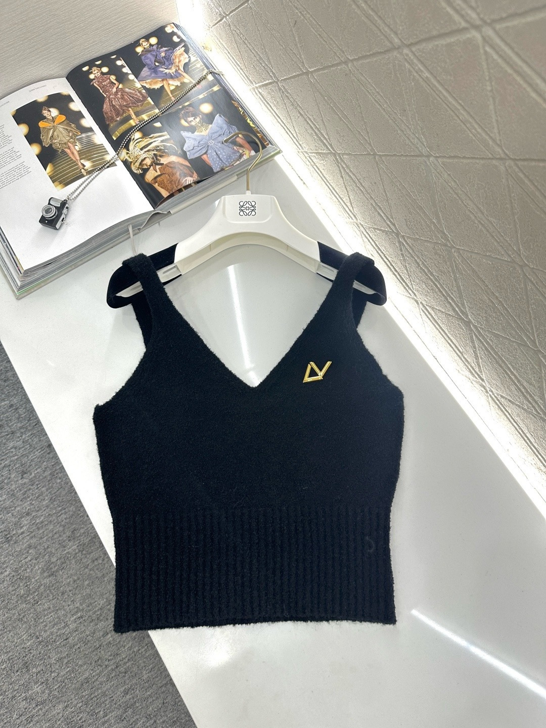NO:708633,LV large V-neck knitted camisole. This V-neck knitted camisole is made of soft knitted fabric. It is elastic and close-fitting. It is OK to wear inside or alone in autumn and winter. It is sleeveless and slim-fitting, which easily highlights the body line. The V-neck design modifies the neck. It is super layered when layered with shirts or jackets. It is versatile in black and beige. It can be easily used for daily commuting and leisure. It is simple and practical. It is a must-have item in the autumn and winter wardrobe!  Size SML,,louis vuitton,jackets & coats,shirts,19860909LV大V领针织吊带背心,这款V领针织吊带背心采用柔软针织面料,弹性好又贴身,秋冬内搭或单穿都很OK,无袖+修身剪裁,轻松凸显身形线条,V领设计修饰颈部,叠穿衬衫或外套超有层次感,黑色和米色百搭,日常通勤、休闲都能轻松驾驭,简约又实用,是秋冬衣橱必备单品！码数SML,,louis vuitton,jackets & coats,shirts,,Women's clothing