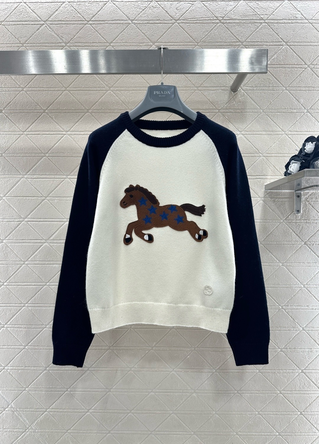 NO:708648,Gucci Horse Embroidery Contrast Color Sweater, this retro contrast sweater has an off-white body + navy raglan sleeves. The brown pony embroidery on the chest is eye-catching. The blue stars are embellished with childlike features. It has a round neck design and a loose fit. It is comfortable to wear and does not flatter your figure. It goes great with jeans or skirts every day. It can easily create a casual retro style!  Size SML,,gucci,skirts,jeans,sweaters,19860909Gucci马刺绣撞色毛衣,这款复古撞色毛衣,米白衣身+藏青插肩袖,胸前棕色小马刺绣超吸睛,蓝色星星点缀童趣满满,圆领设计,宽松版型,穿着舒适不挑身材,日常搭配牛仔裤或半裙都很出彩,轻松打造休闲复古风！ 码数SML,,gucci,skirts,jeans,sweaters,,Women's clothing