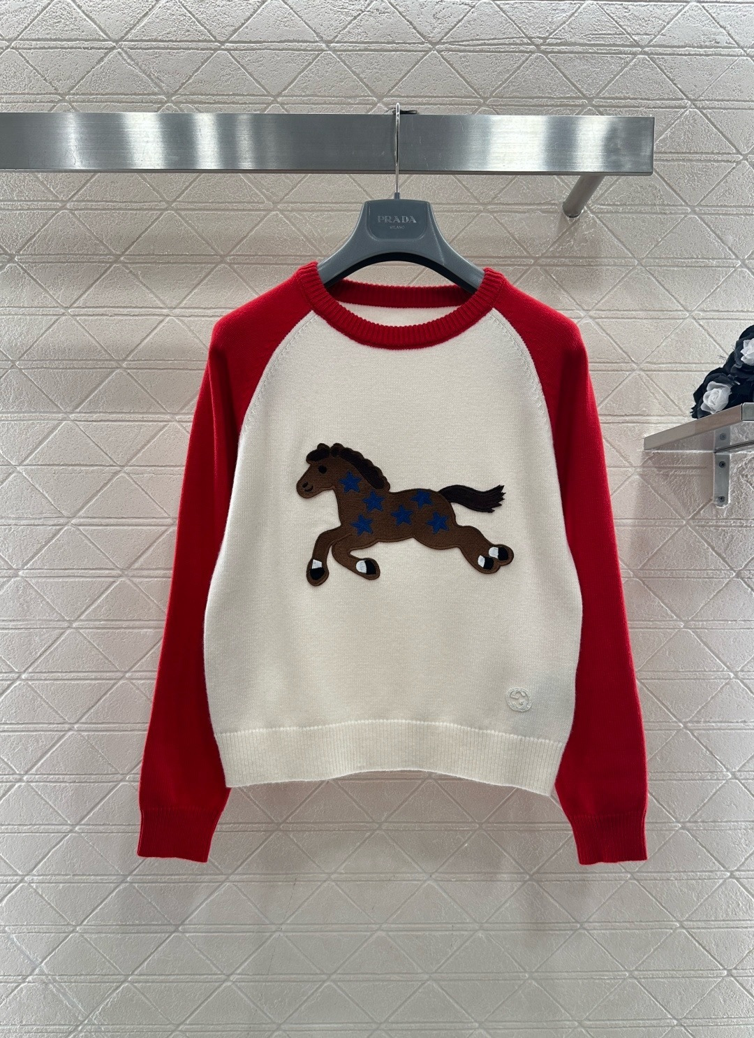NO:708641,Gucci Horse Embroidery Contrast Color Sweater, this retro contrast sweater has an off-white body + navy raglan sleeves. The brown pony embroidery on the chest is eye-catching. The blue stars are embellished with childlike features. It has a round neck design and a loose fit. It is comfortable to wear and does not flatter your figure. It goes great with jeans or skirts every day. It can easily create a casual retro style!  Size SML,,gucci,skirts,jeans,sweaters,19860909Gucci马刺绣撞色毛衣,这款复古撞色毛衣,米白衣身+藏青插肩袖,胸前棕色小马刺绣超吸睛,蓝色星星点缀童趣满满,圆领设计,宽松版型,穿着舒适不挑身材,日常搭配牛仔裤或半裙都很出彩,轻松打造休闲复古风！ 码数SML,,gucci,skirts,jeans,sweaters,,Women's clothing