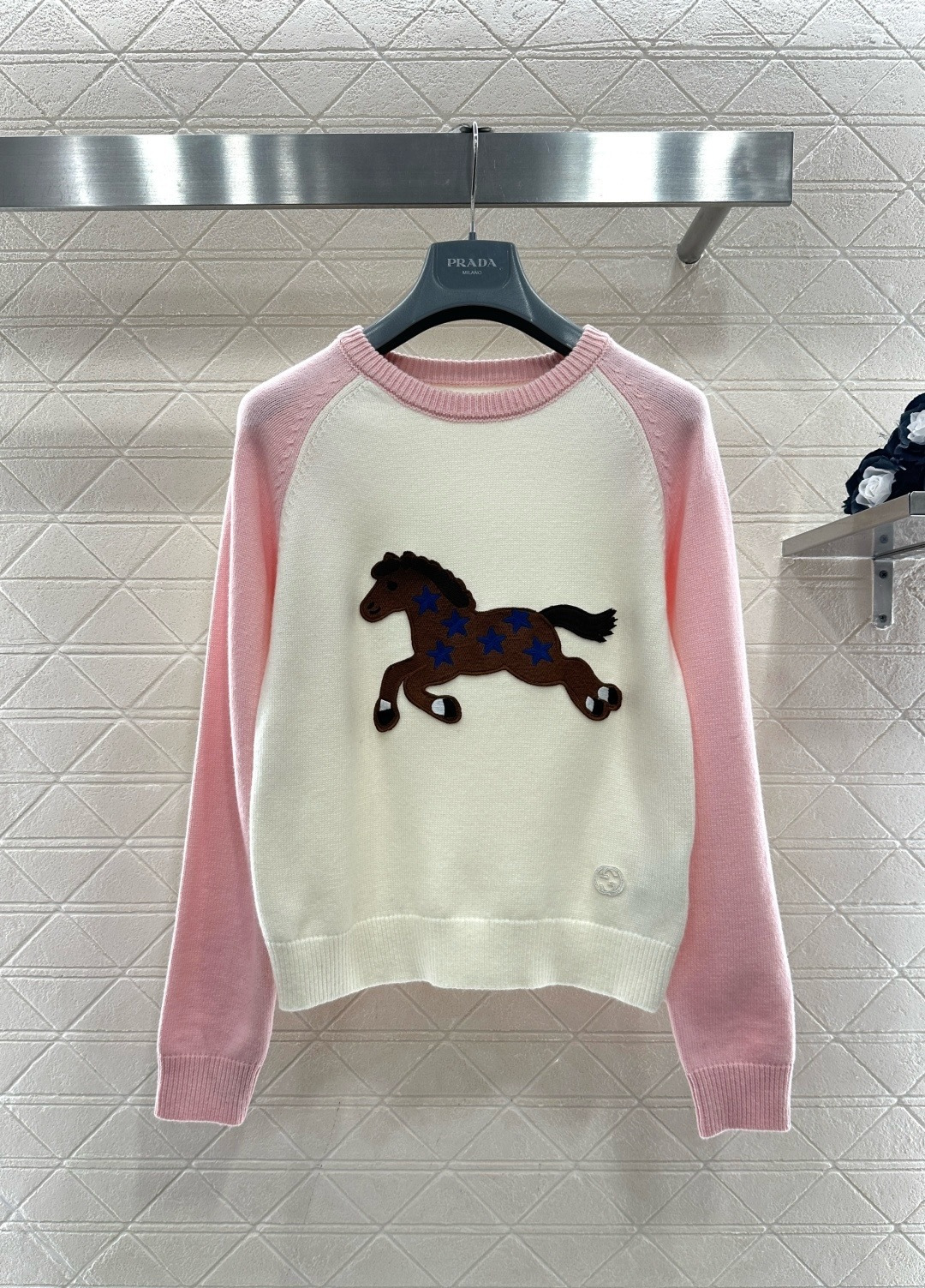 NO:708635,Gucci Horse Embroidery Contrast Color Sweater, this retro contrast sweater has an off-white body + navy raglan sleeves. The brown pony embroidery on the chest is eye-catching. The blue stars are embellished with childlike features. It has a round neck design and a loose fit. It is comfortable to wear and does not flatter your figure. It goes great with jeans or skirts every day. It can easily create a casual retro style!  Size SML,,gucci,skirts,jeans,sweaters,19860909Gucci马刺绣撞色毛衣,这款复古撞色毛衣,米白衣身+藏青插肩袖,胸前棕色小马刺绣超吸睛,蓝色星星点缀童趣满满,圆领设计,宽松版型,穿着舒适不挑身材,日常搭配牛仔裤或半裙都很出彩,轻松打造休闲复古风！ 码数SML,,gucci,skirts,jeans,sweaters,,Women's clothing