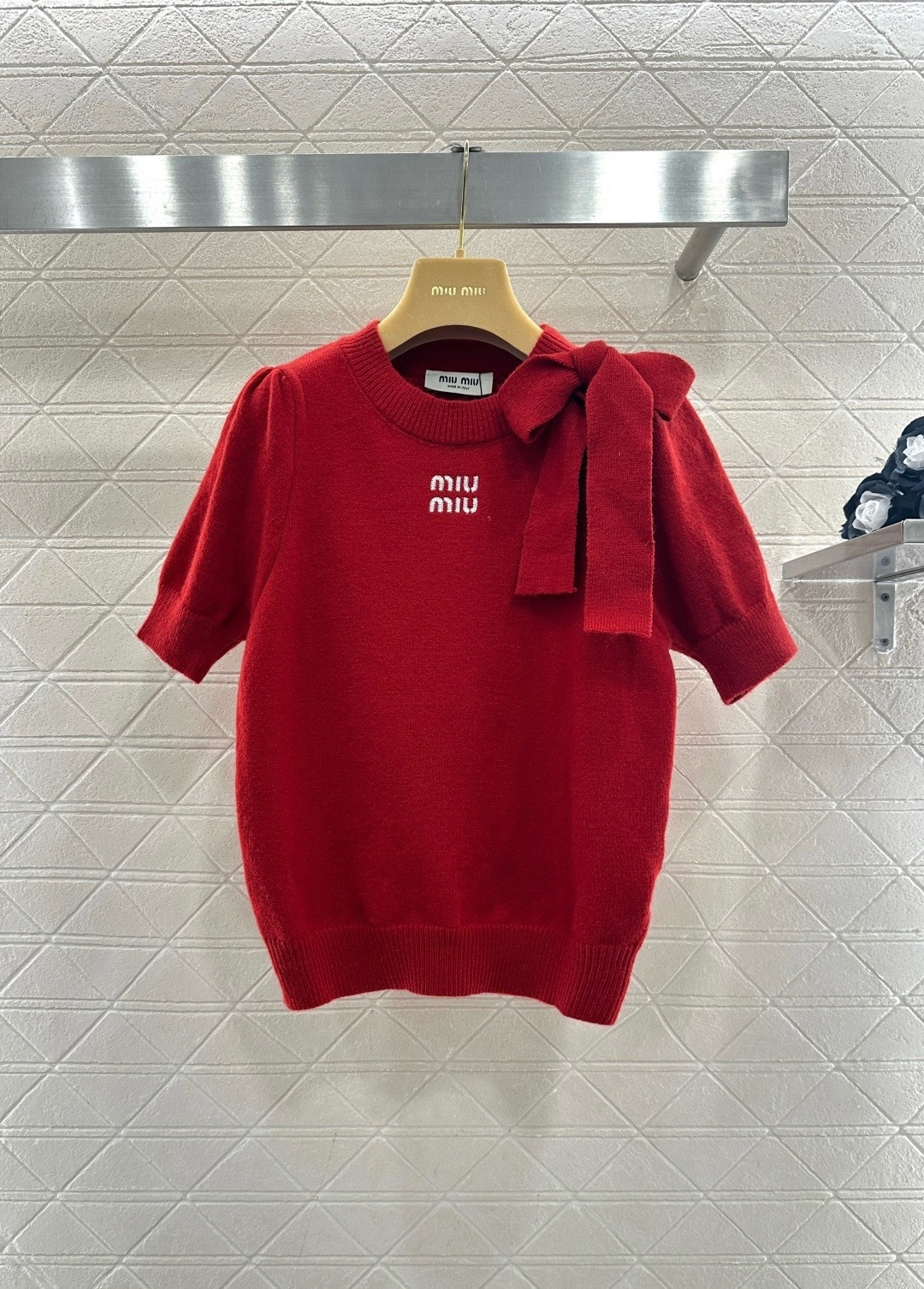 NO:708628,MiuMiu red sweater, this red sweater is made of soft knitted fabric, comfortable and warm to wear. The brand embroidery on the chest is very recognizable, the shoulder bow design is sweet, and the short-sleeved design is OK to wear alone or layered in spring and autumn. The red color is super vibrant and looks great with light-colored bottoms or skirts. It can be easily used in daily casual or light formal occasions. It is fashionable and versatile. Size SML,, miumiu, skirts, T-shirt,19860909MiuMiu红色针织衫,这款红色针织衫,柔软针织面料,穿着舒适又保暖.胸前品牌刺绣超有辨识度,肩部蝴蝶结设计甜美加分,短袖设计,春秋季节单穿或内搭都很OK,红色超显活力,搭配浅色下装或裙装都很出彩,日常休闲、轻正式场合都能轻松驾驭,时髦又百搭 码数SML,,miumiu,skirts,T-shirt,,Women's clothing