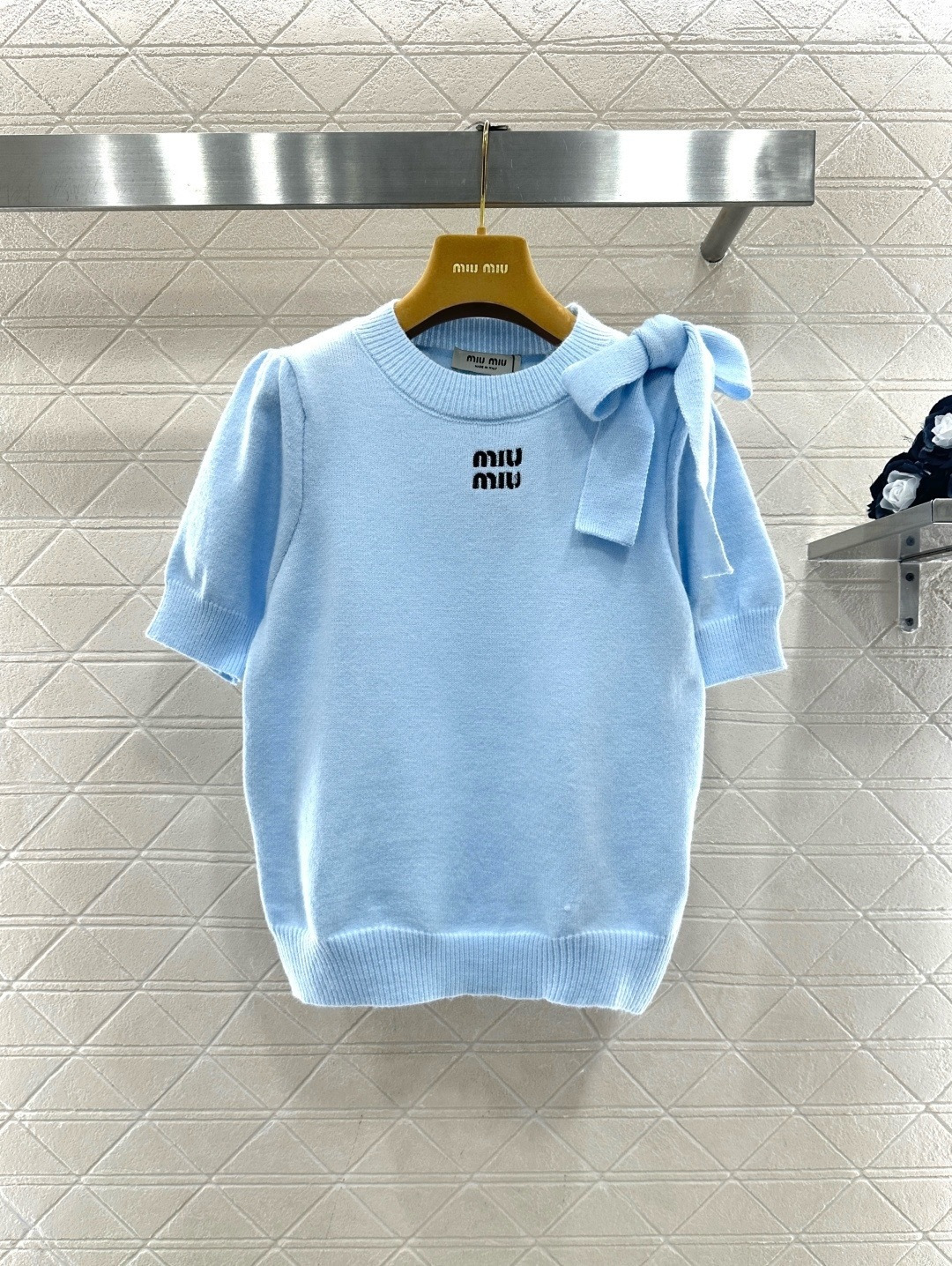 NO:708623,MiuMiu blue sweater, this red sweater is made of soft knitted fabric, comfortable and warm to wear. The brand embroidery on the chest is very recognizable, the shoulder bow design is sweet, and the short-sleeved design is OK to wear alone or layered in spring and autumn. The blue is super vibrant and looks great with light-colored bottoms or skirts. It can be easily used in daily casual and light formal occasions. It is fashionable and versatile. Size SML,, miumiu, skirts, T-shirt,19860909MiuMiu蓝色针织衫,这款红色针织衫,柔软针织面料,穿着舒适又保暖.胸前品牌刺绣超有辨识度,肩部蝴蝶结设计甜美加分,短袖设计,春秋季节单穿或内搭都很OK,蓝色超显活力,搭配浅色下装或裙装都很出彩,日常休闲、轻正式场合都能轻松驾驭,时髦又百搭 码数SML,,miumiu,skirts,T-shirt,,Women's clothing