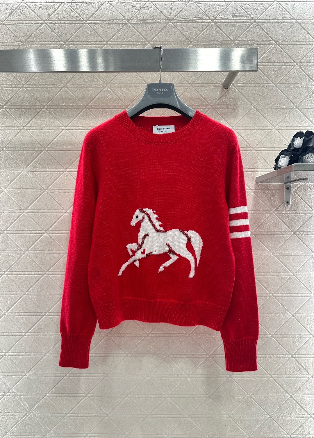 NO:708647,TB red horse knitted sweater, this red horse knitted sweater has white main color + red galloping horse pattern. The three red stripes on the cuffs are very recognizable. It is made of high-quality wool, soft and warm. It is super comfortable to wear in autumn and winter. It has a classic round neck design. It can be easily managed casually or formally. It has a perfect sense of fashion. It is an iconic item. The brand is highly recognizable. When you wear it, you will feel full of aura!  Code numberSML,,sweaters,19860909TB红马针织毛衣,这款红马针织毛衣,白色主色+红色奔马图案,袖口三条红杠超有辨识度,高品质羊毛材质,柔软又保暖,秋冬穿超舒服,经典圆领设计,休闲or正式都能轻松驾驭,时尚感满分,是标志性单品,品牌辨识度超高,穿上就是气场全开！码数SML,,sweaters,,Women's clothing