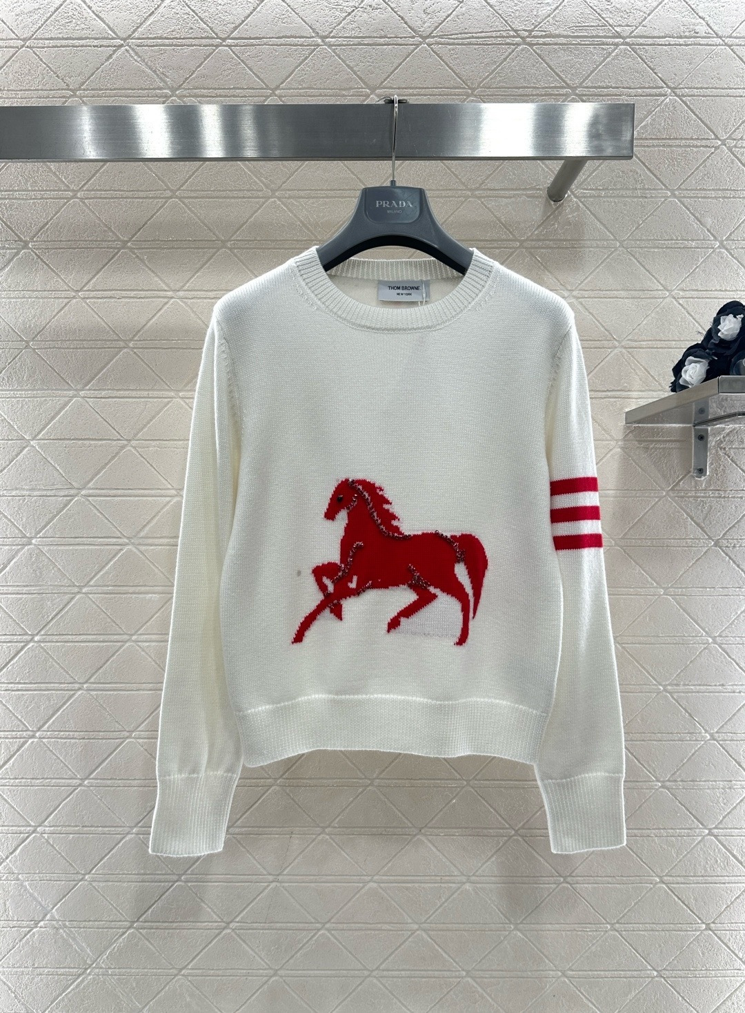 NO:708640,TB red horse knitted sweater, this red horse knitted sweater has white main color + red galloping horse pattern. The three red stripes on the cuffs are very recognizable. It is made of high-quality wool, soft and warm. It is super comfortable to wear in autumn and winter. It has a classic round neck design. It can be easily managed casually or formally. It has a perfect sense of fashion. It is an iconic item. The brand is highly recognizable. When you wear it, you will feel full of aura!  Code numberSML,,sweaters,19860909TB红马针织毛衣,这款红马针织毛衣,白色主色+红色奔马图案,袖口三条红杠超有辨识度,高品质羊毛材质,柔软又保暖,秋冬穿超舒服,经典圆领设计,休闲or正式都能轻松驾驭,时尚感满分,是标志性单品,品牌辨识度超高,穿上就是气场全开！码数SML,,sweaters,,Women's clothing