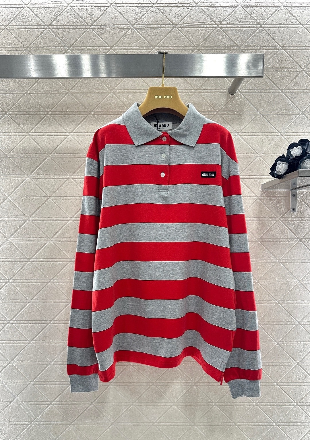 NO:709058,MiuMiu2026 early spring series striped long-sleeved Polo shirt, red and gray contrasting design is super eye-catching, full of festive atmosphere, soft knitted fabric, comfortable and warm to wear, loose fit + gray lapel, the brand logo on the chest is very recognizable, it is great for daily casual or festival wear, match it with jeans or skirt, you can easily get youthful and energetic style! Size AML,,miumiu,skirts,jeans,19860909MiuMiu2026早春系列条纹长袖Polo衫,红灰撞色设计超吸睛,节日氛围感满满,柔软针织面料,穿着舒适又保暖,宽松版型+灰色翻领,胸前品牌标识超有辨识度,日常休闲或节日穿搭都很出彩,搭配牛仔裤或半裙,轻松get青春活力风! 码数AML,,miumiu,skirts,jeans,,Women's clothing